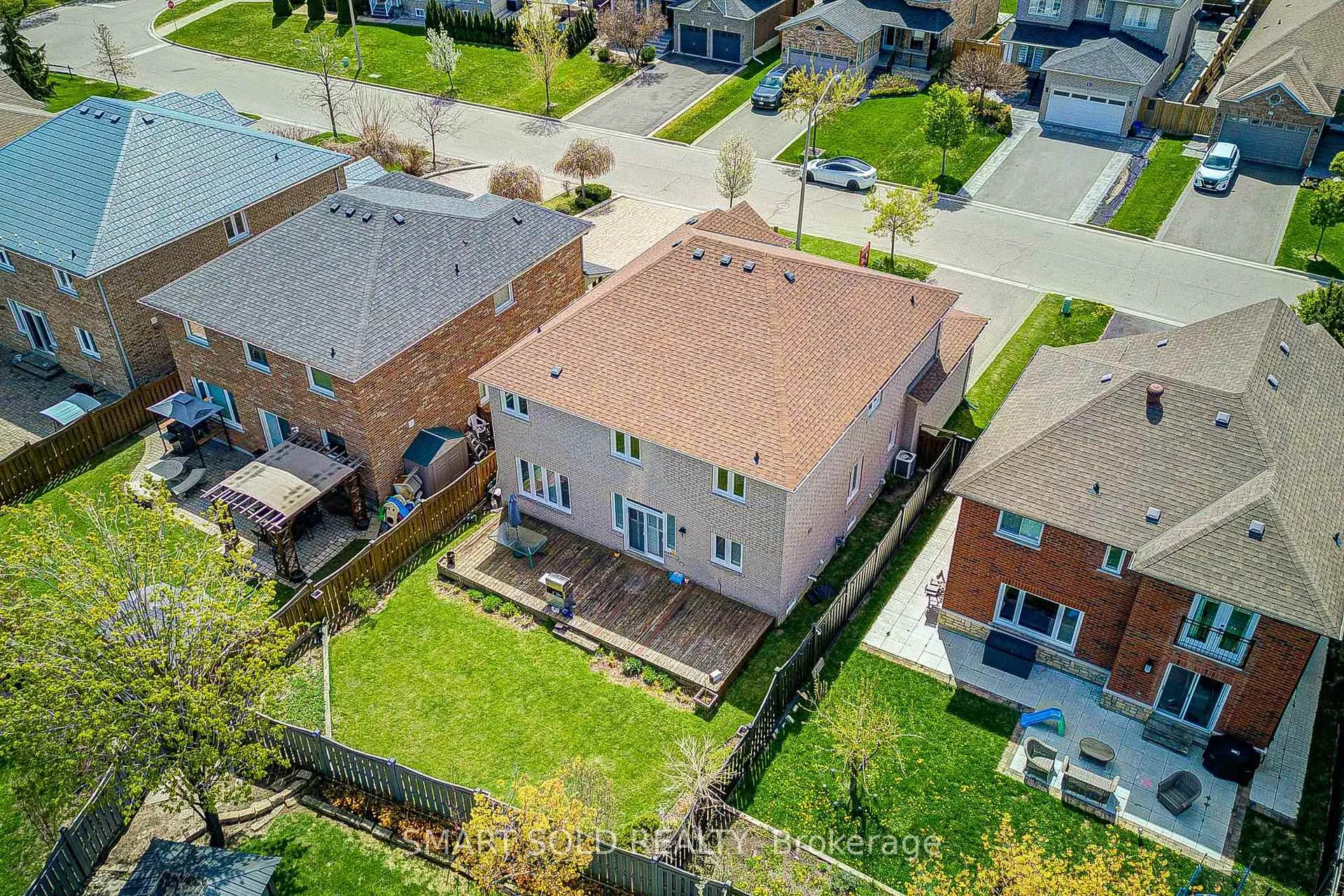 Photo 4 of 22 Beaton Avenue, Vaughan, Maple — HOMEH