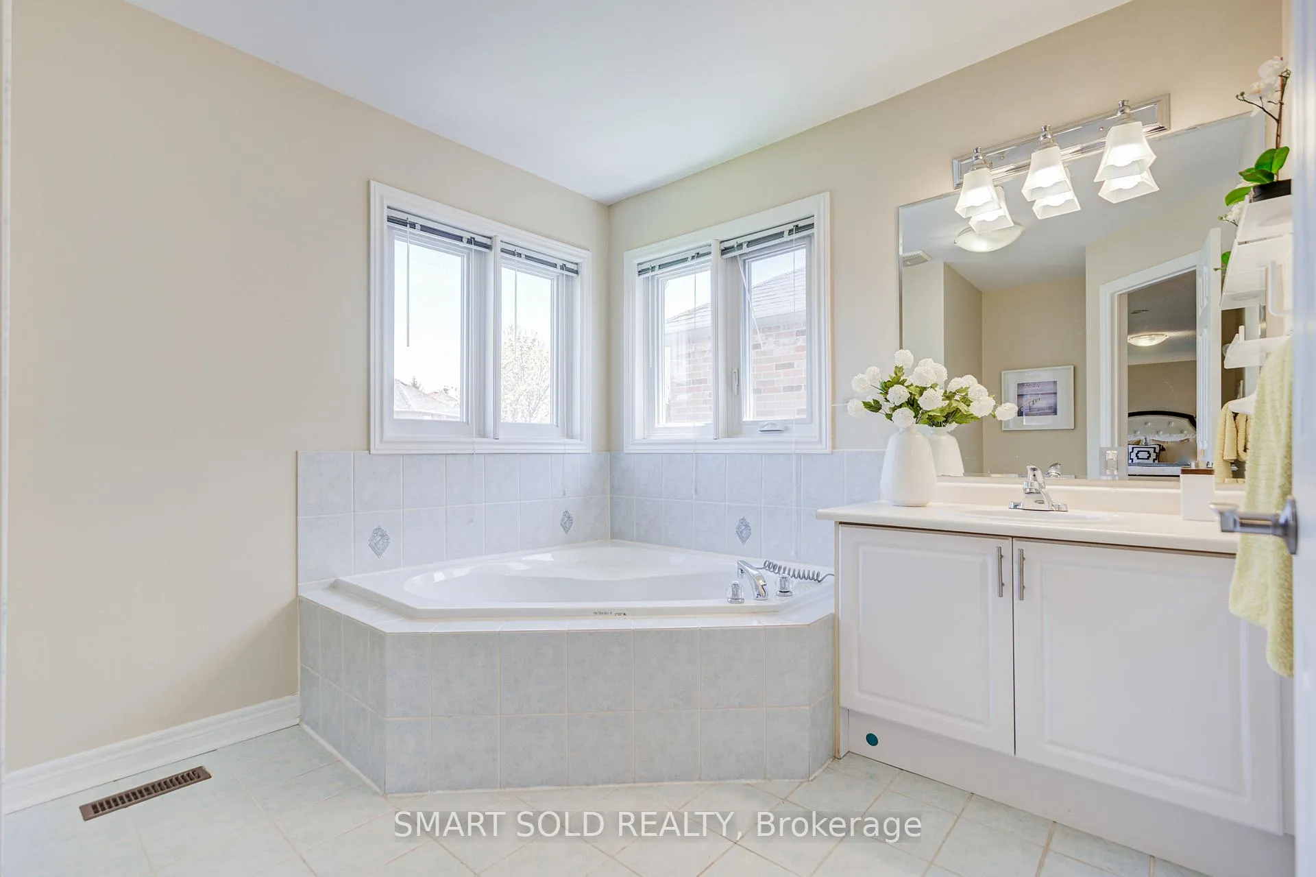 Photo 23 of 22 Beaton Avenue, Vaughan, Maple — HOMEH