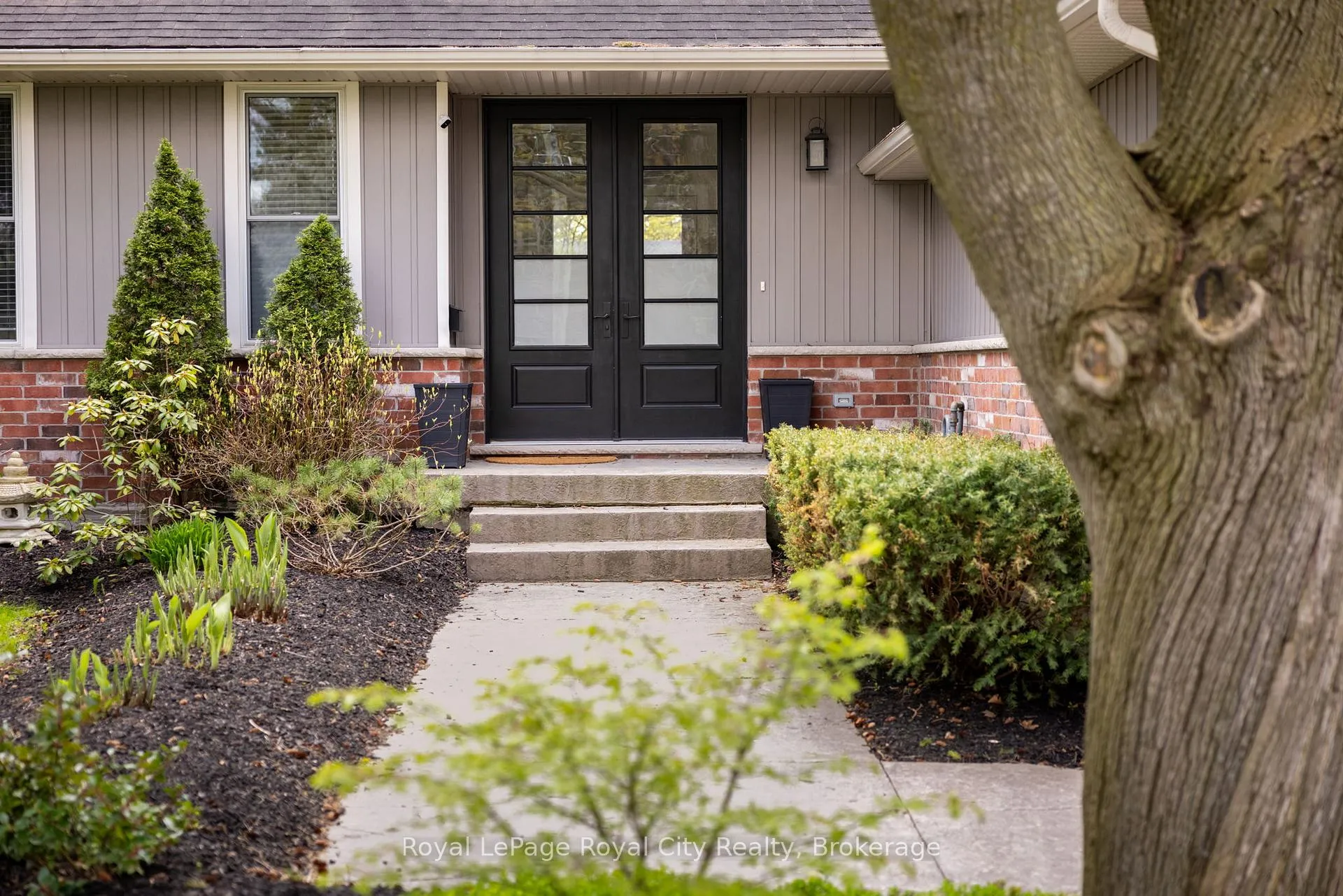 Photo 2 of 255 Normandy Avenue, Waterloo, Lincoln Village — HOMEH