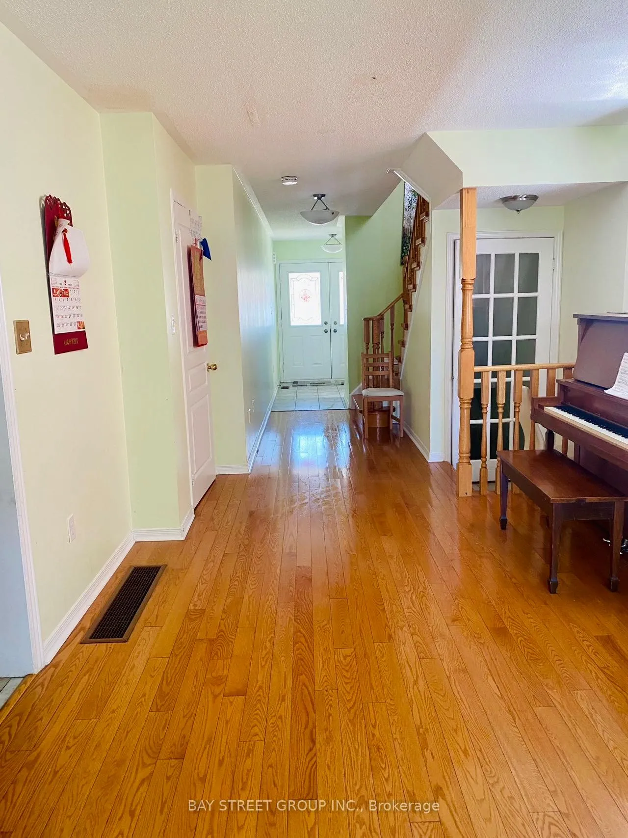 Photo 2 of 10 Cobblehill Court, Markham, Berczy — HOMEH