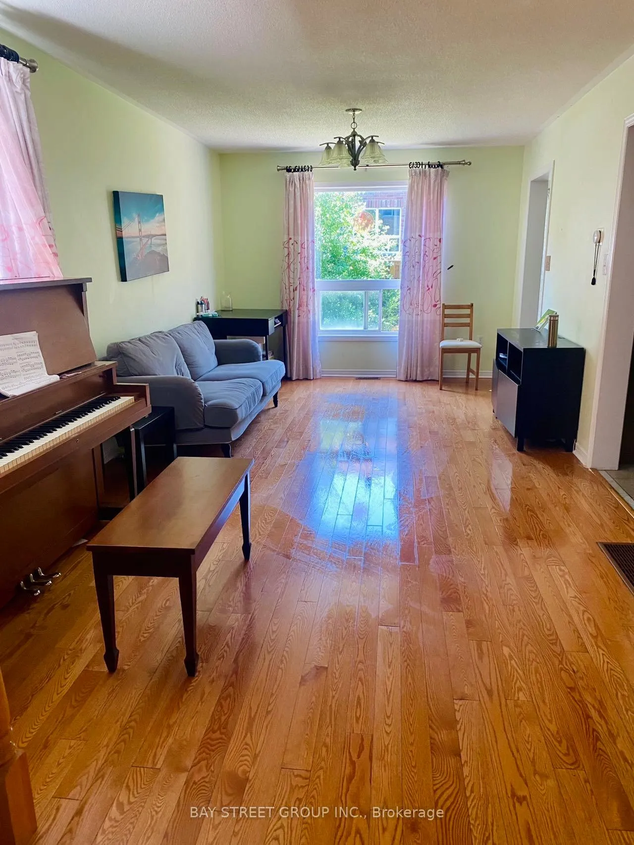 Photo 3 of 10 Cobblehill Court, Markham, Berczy — HOMEH