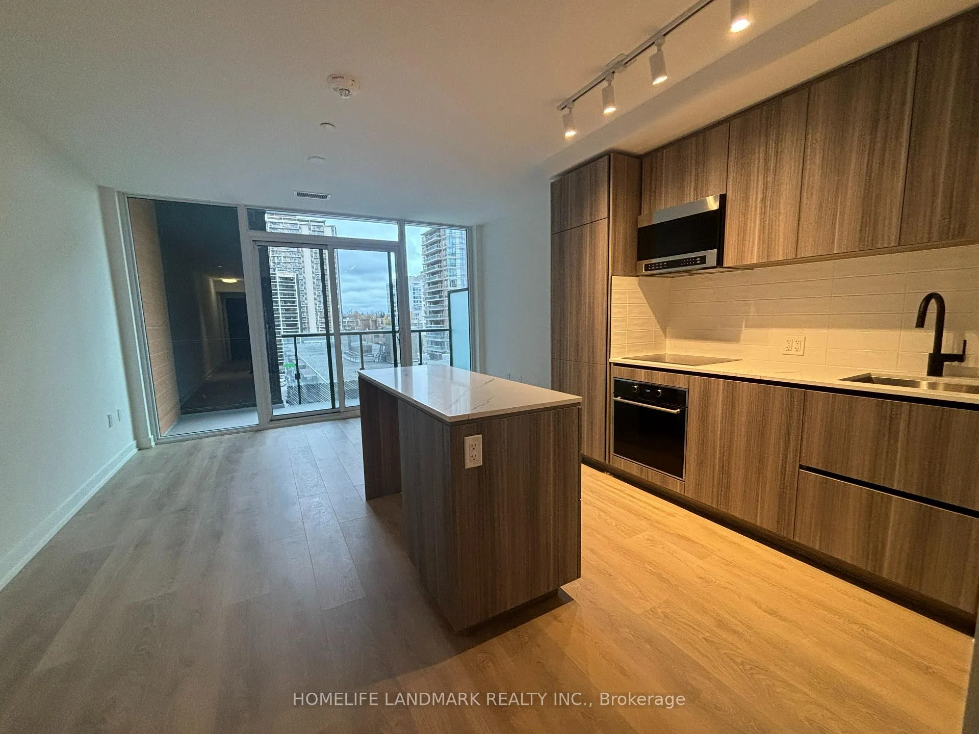 Photo 3 of Unit 609, 117 Broadway Avenue, Toronto, Mount Pleasant West — HOMEH
