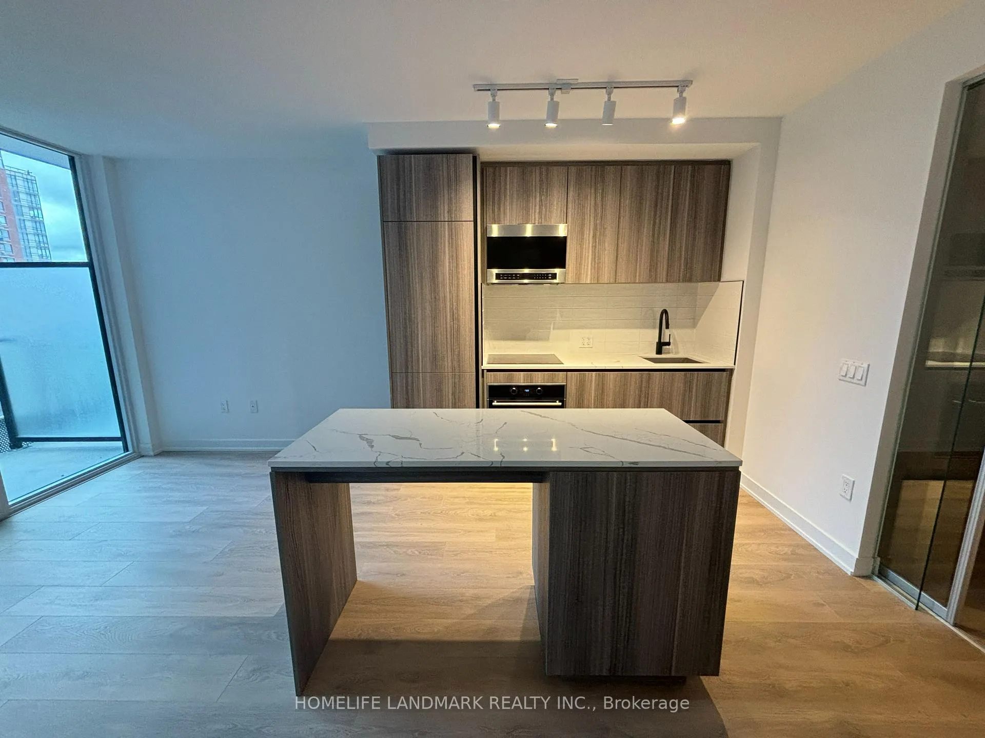Photo 4 of Unit 609, 117 Broadway Avenue, Toronto, Mount Pleasant West — HOMEH