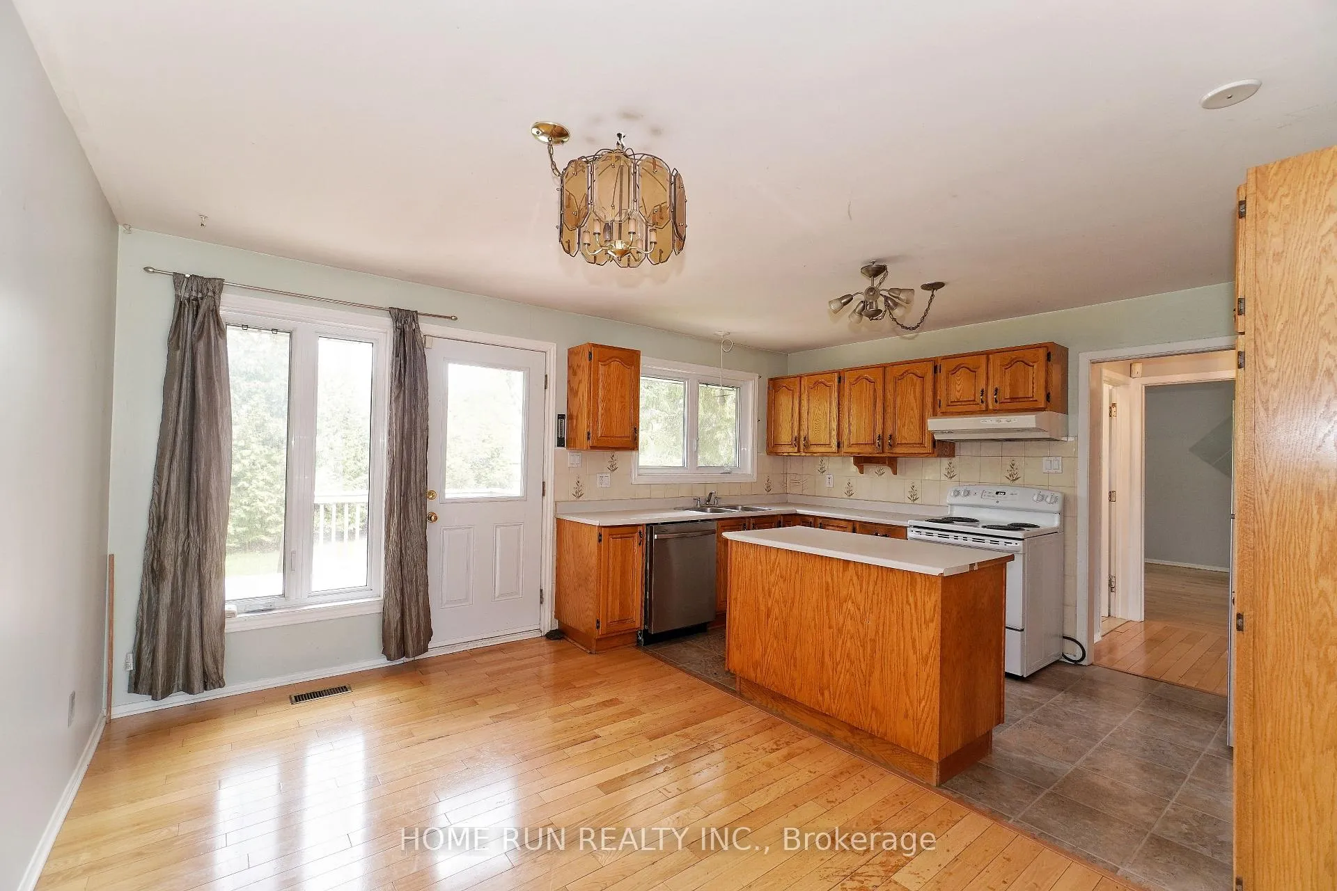Photo 15 of 979 Blair Road, Ottawa, Cardinal Heights — HOMEH