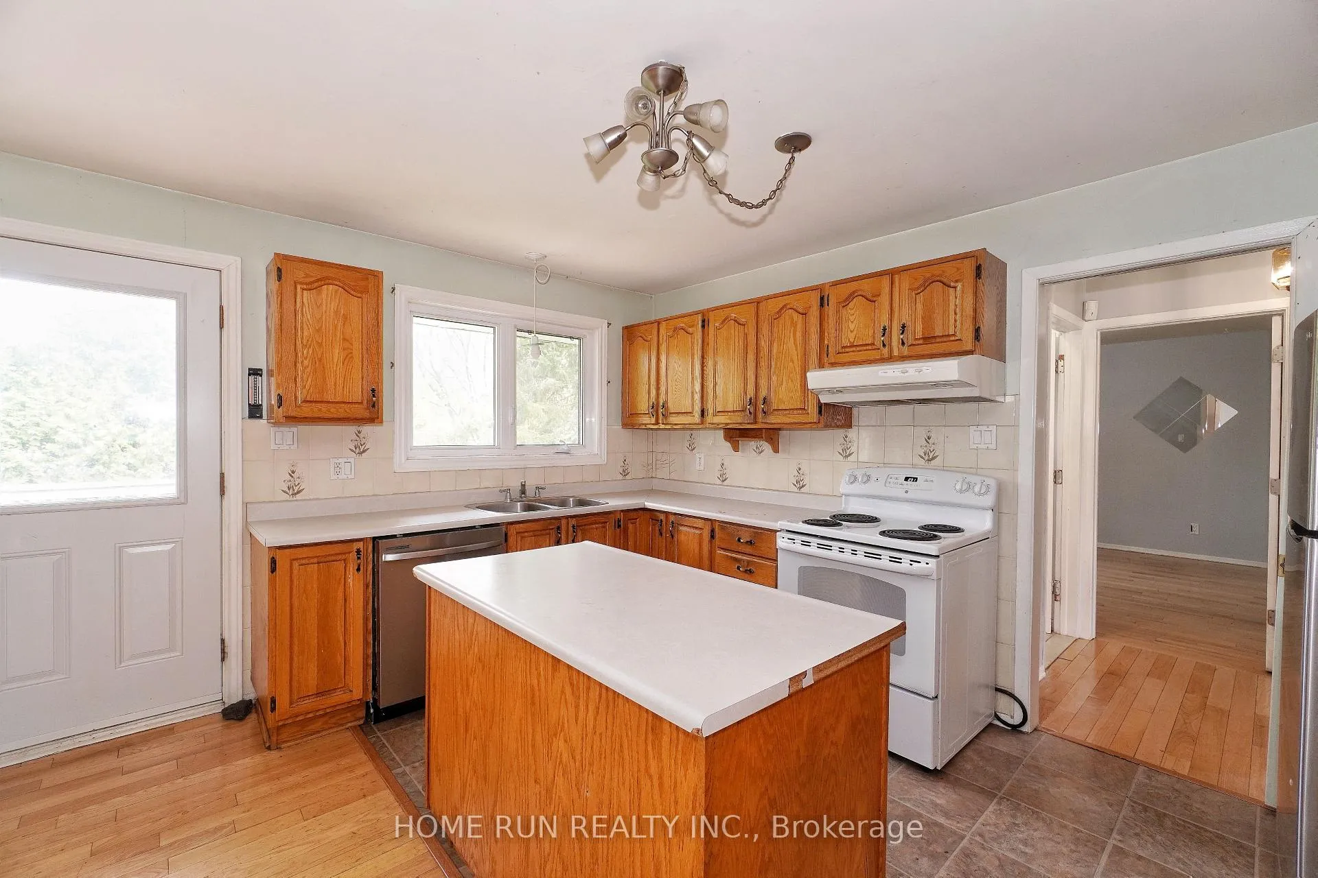 Photo 18 of 979 Blair Road, Ottawa, Cardinal Heights — HOMEH