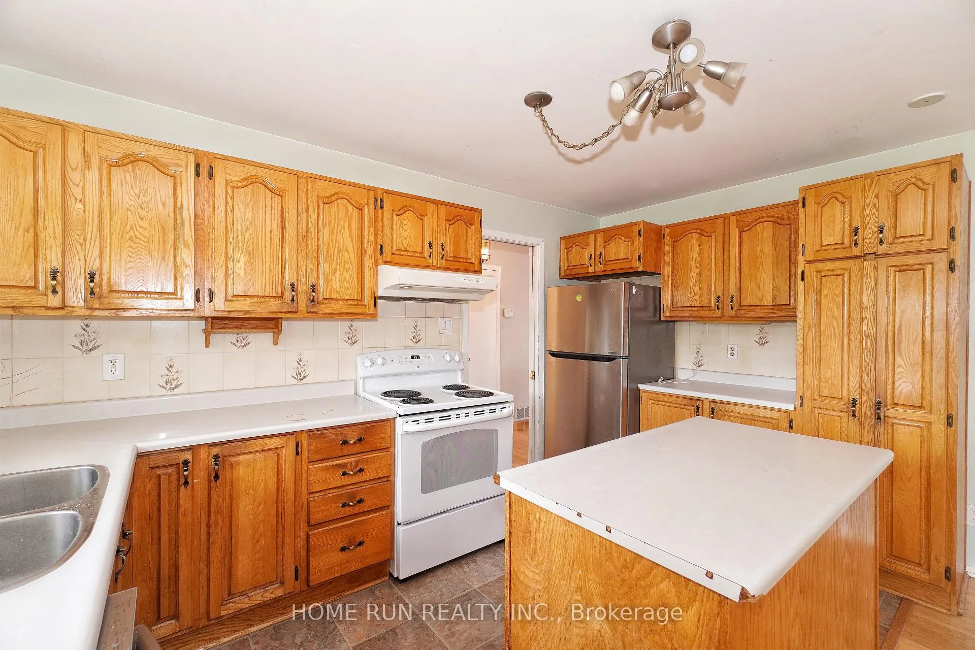 Photo 19 of 979 Blair Road, Ottawa, Cardinal Heights — HOMEH