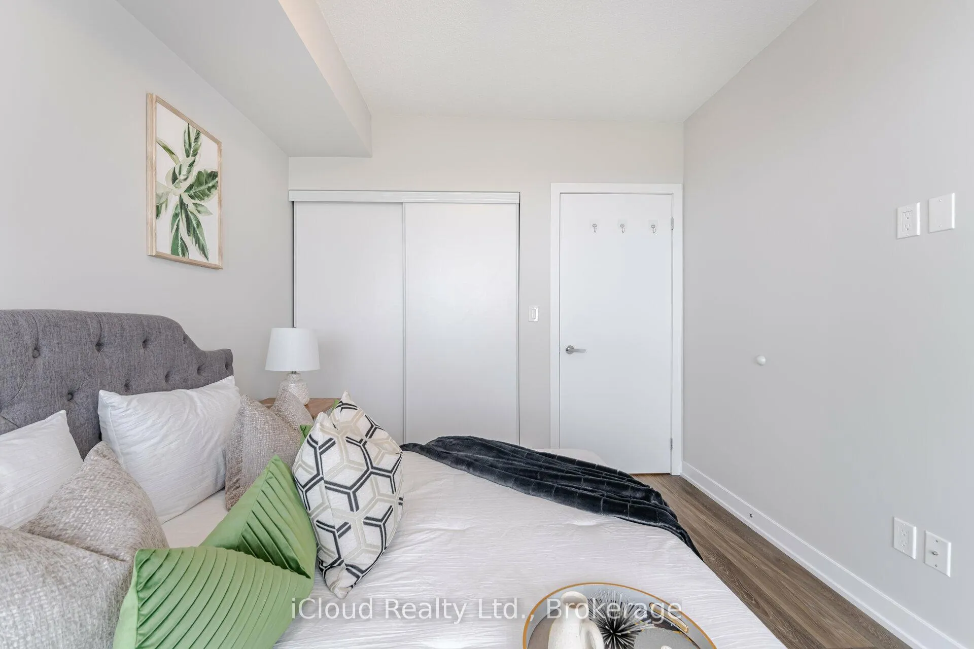 Photo 16 of Unit B509, 3200 Dakota Common, Burlington, Alton — HOMEH