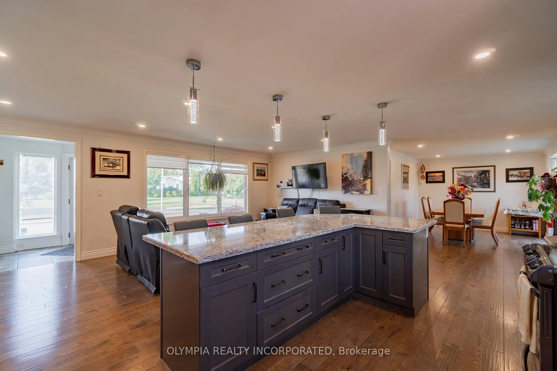 Photo 7 of 8133 Sarah Street, Niagara Falls, Chippawa — HOMEH