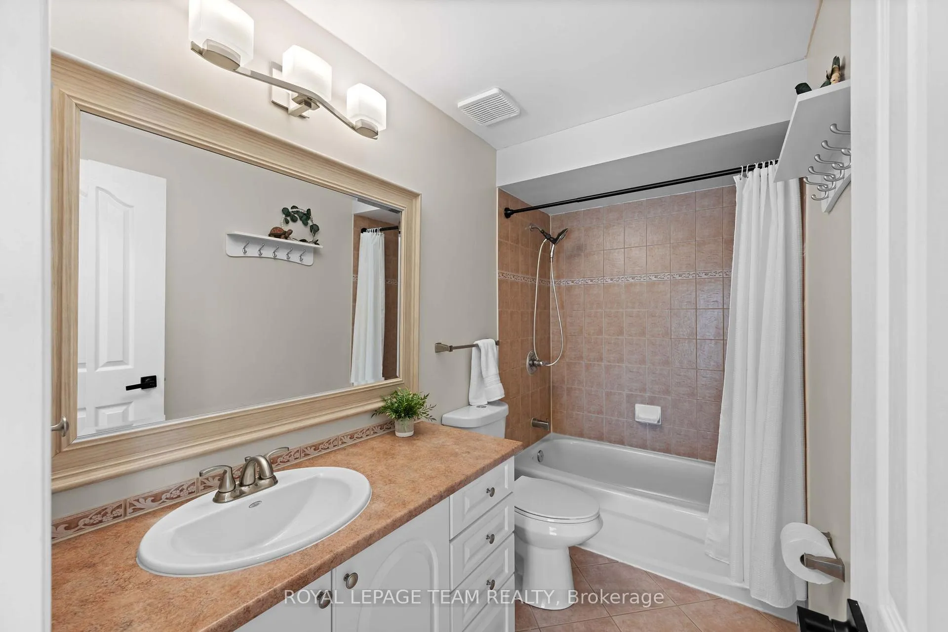 Photo 31 of 646 Casabella Drive, Ottawa, Avalon East — HOMEH