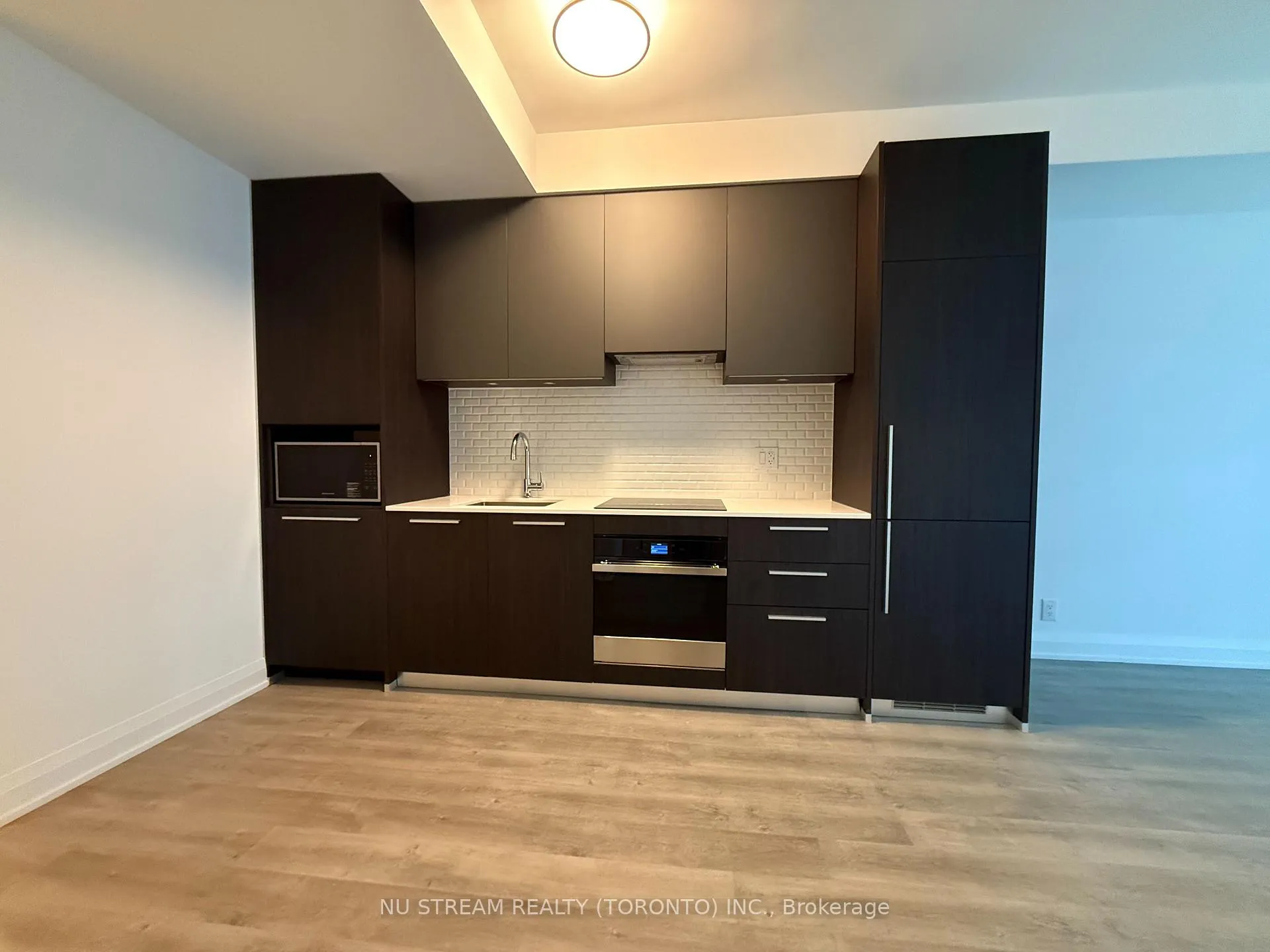 Photo 3 of Unit 2210, 65 Broadway Avenue, Toronto, Mount Pleasant West — HOMEH