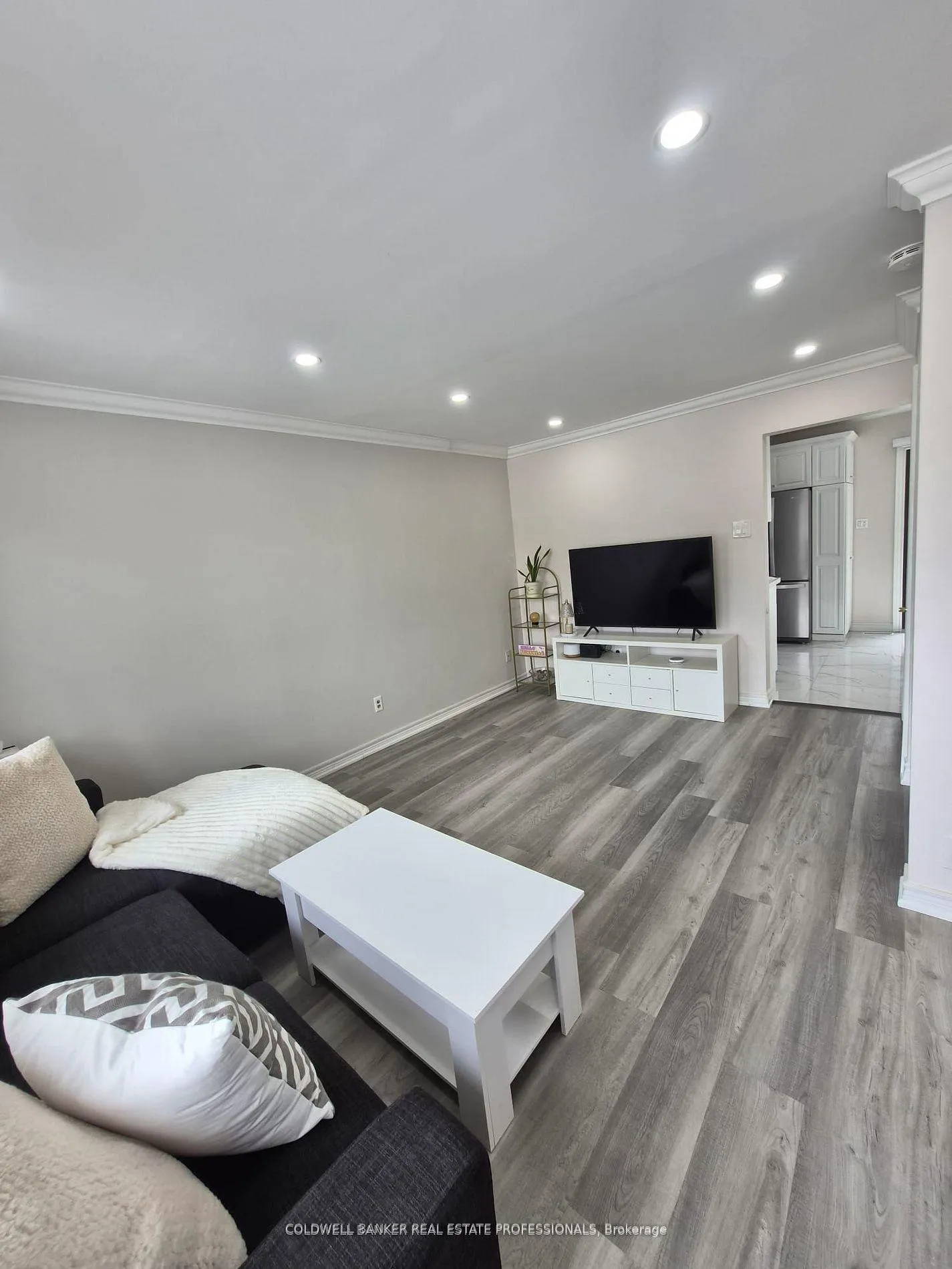 Photo 2 of 781 Sunnypoint Drive, Newmarket, Huron Heights-Leslie Valley — HOMEH