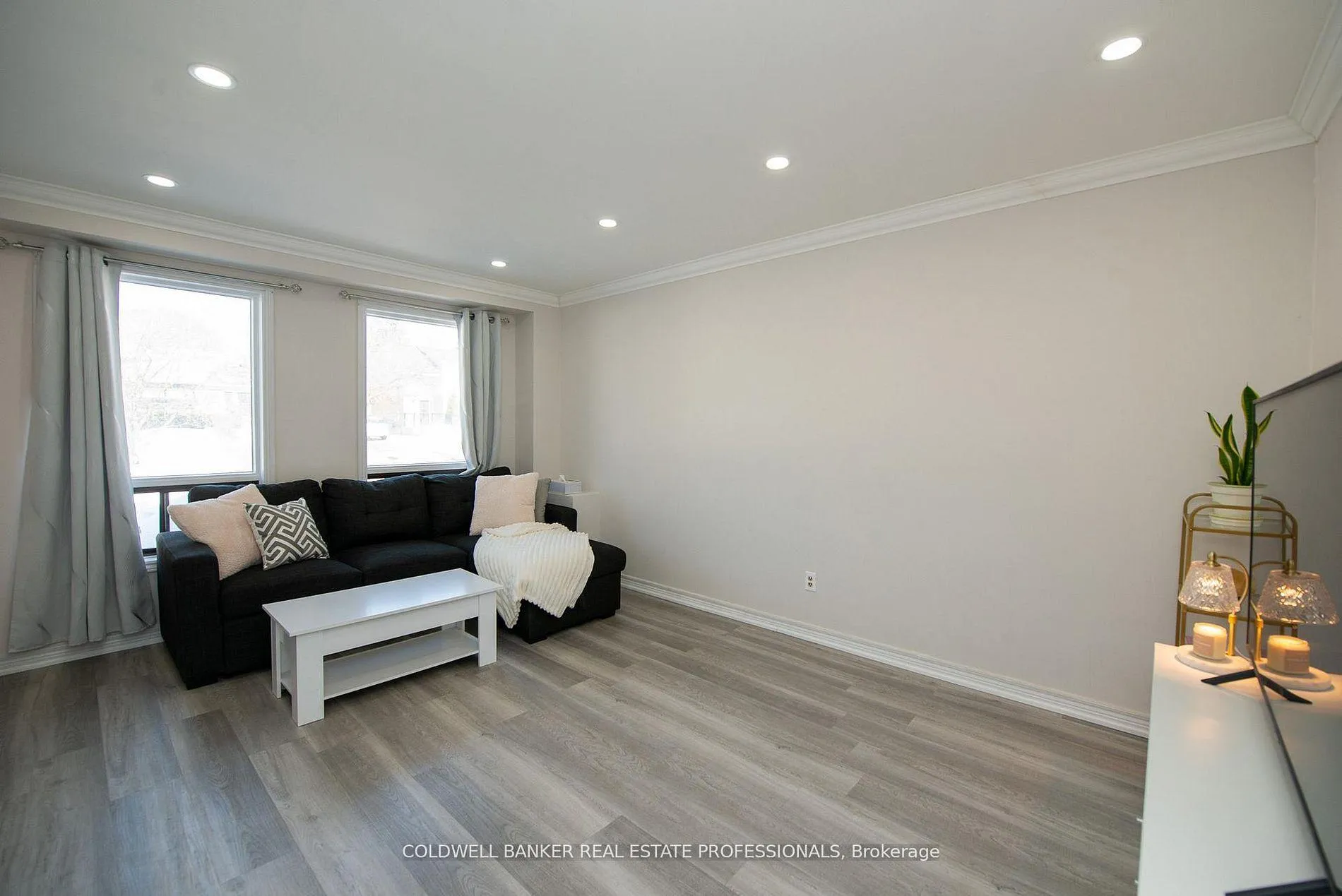 Photo 4 of 781 Sunnypoint Drive, Newmarket, Huron Heights-Leslie Valley — HOMEH