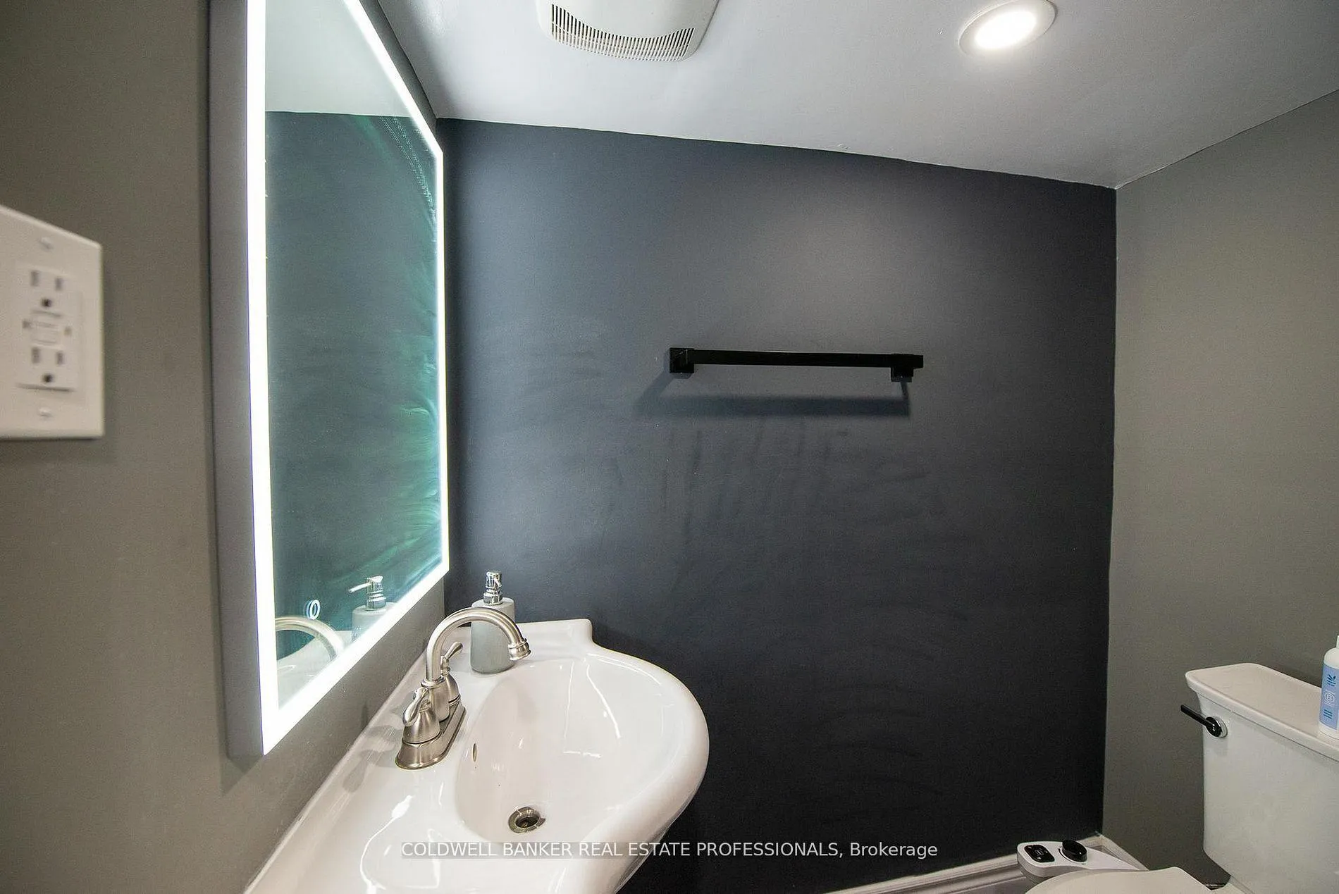 Photo 9 of 781 Sunnypoint Drive, Newmarket, Huron Heights-Leslie Valley — HOMEH