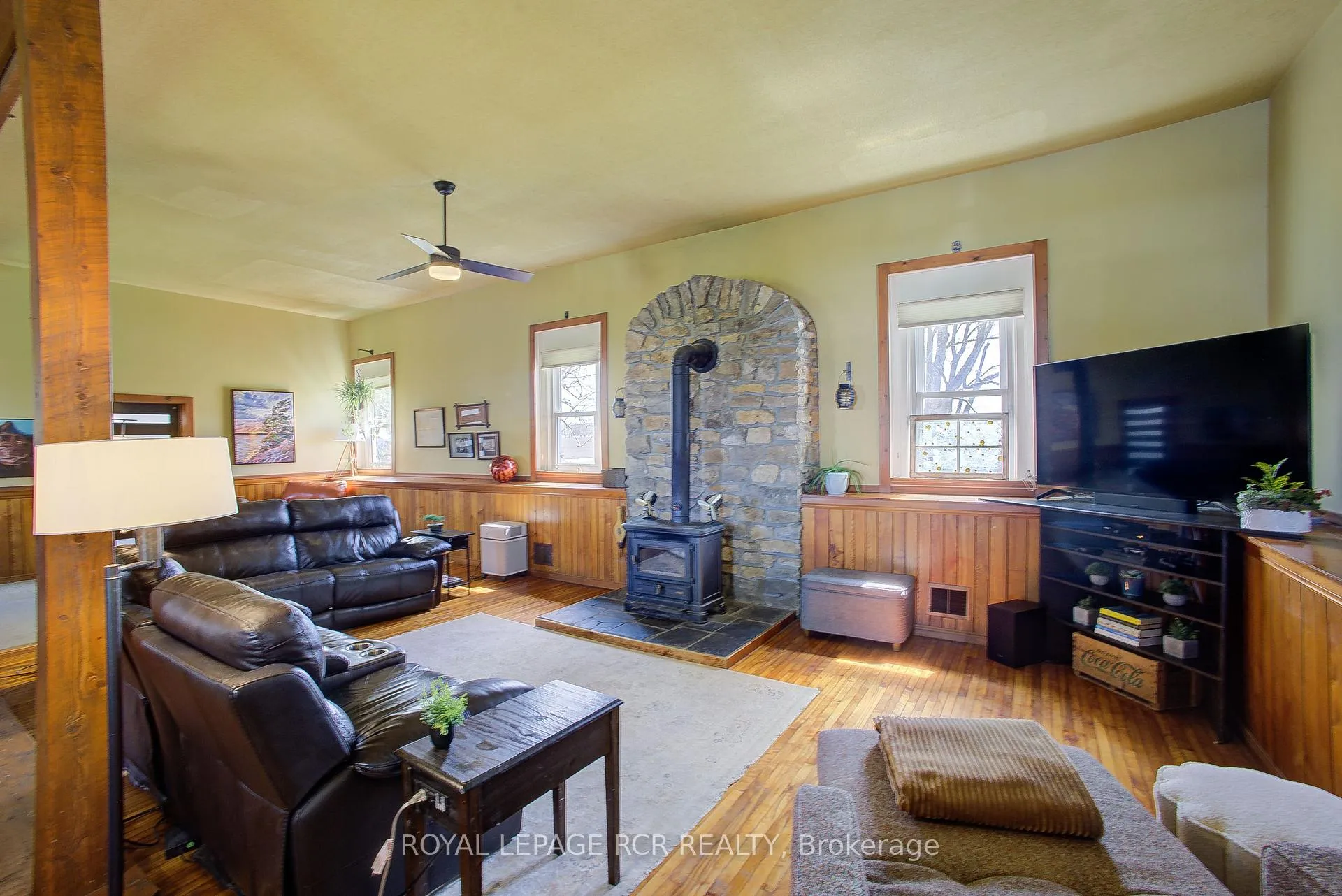 Photo 16 of 8542 Concession 12, Mapleton, Rural Mapleton — HOMEH