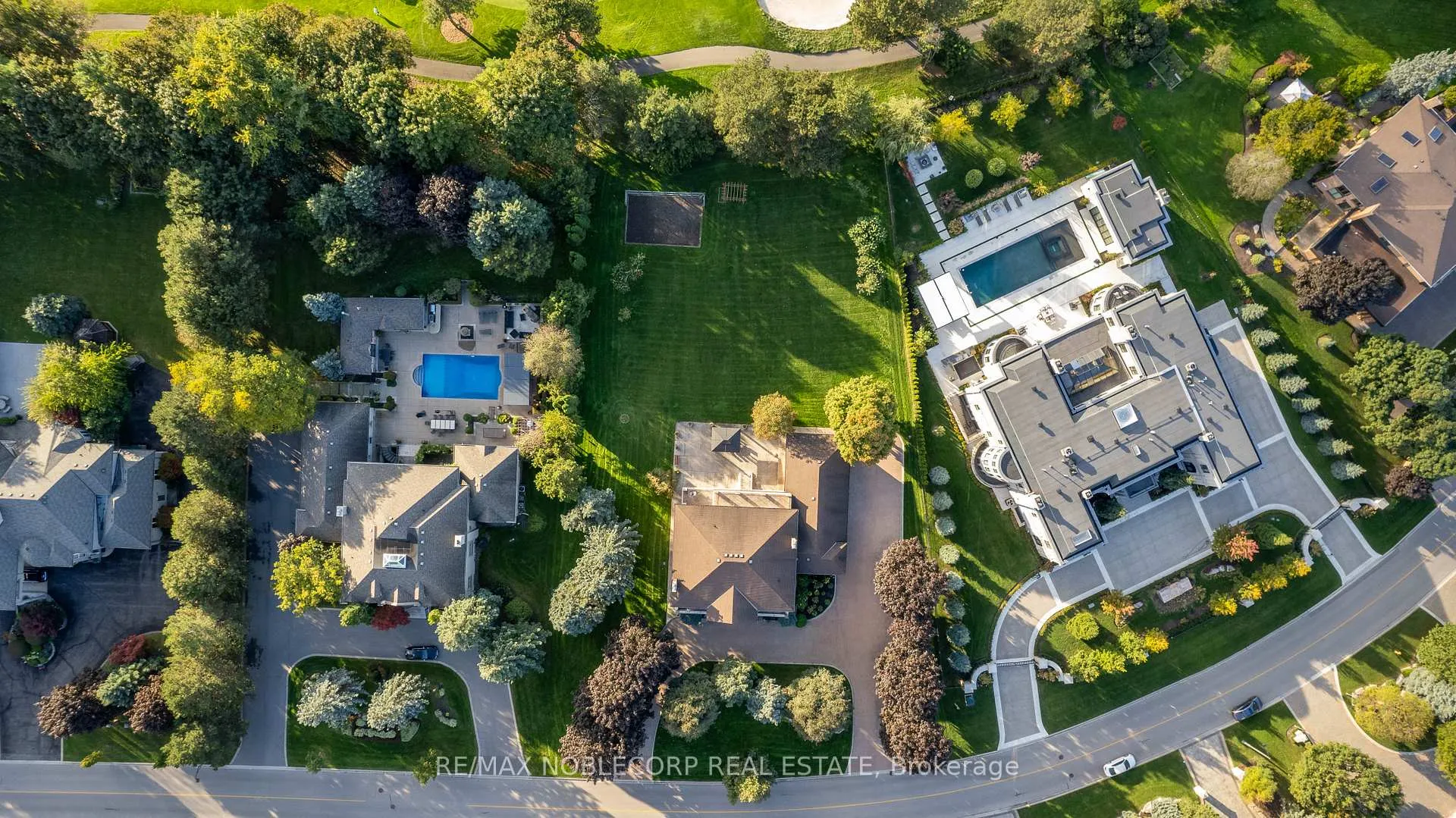 Photo 4 of 72 Balding Boulevard, Vaughan, East Woodbridge — HOMEH