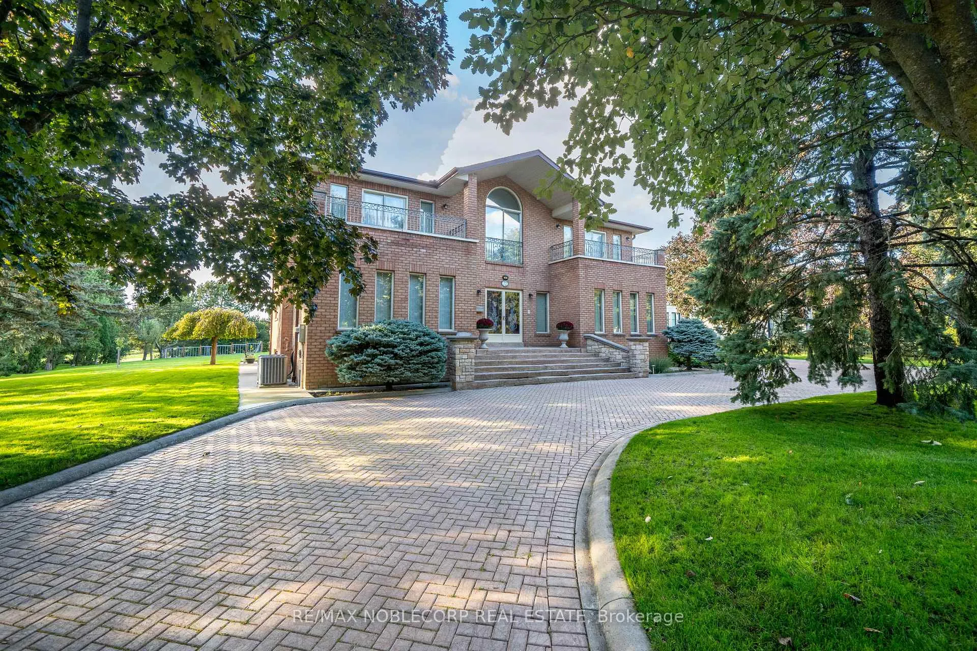 Photo 7 of 72 Balding Boulevard, Vaughan, East Woodbridge — HOMEH