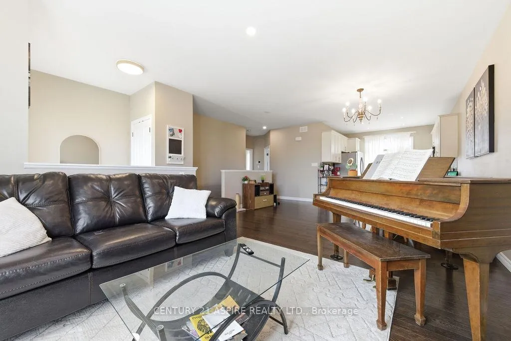Photo 8 of 541 Gardner Crescent, Petawawa — HOMEH