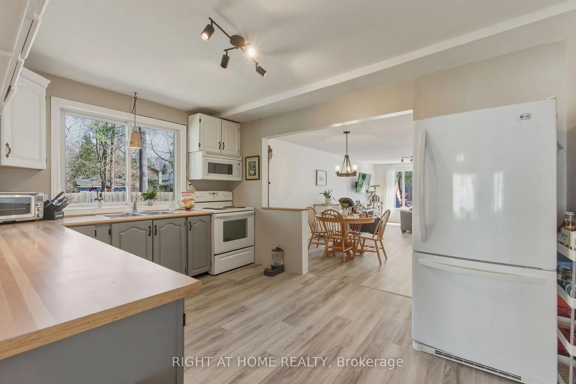 Photo 3 of 2432 Wallace Avenue, Innisfil, Alcona — HOMEH