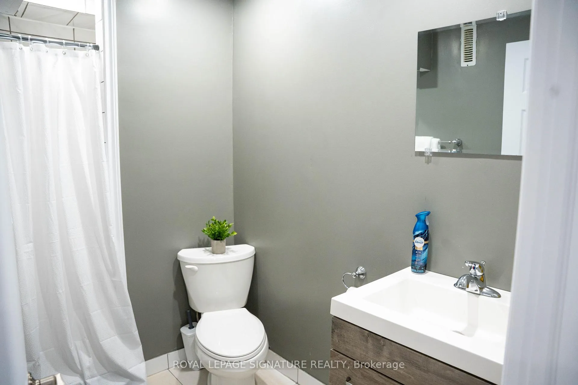 Photo 20 of 25 Versailles Crescent, Brampton, Bram East — HOMEH