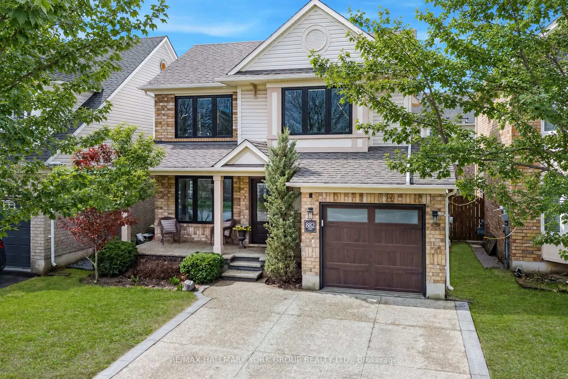 Front of 882 McDuffe Crescent