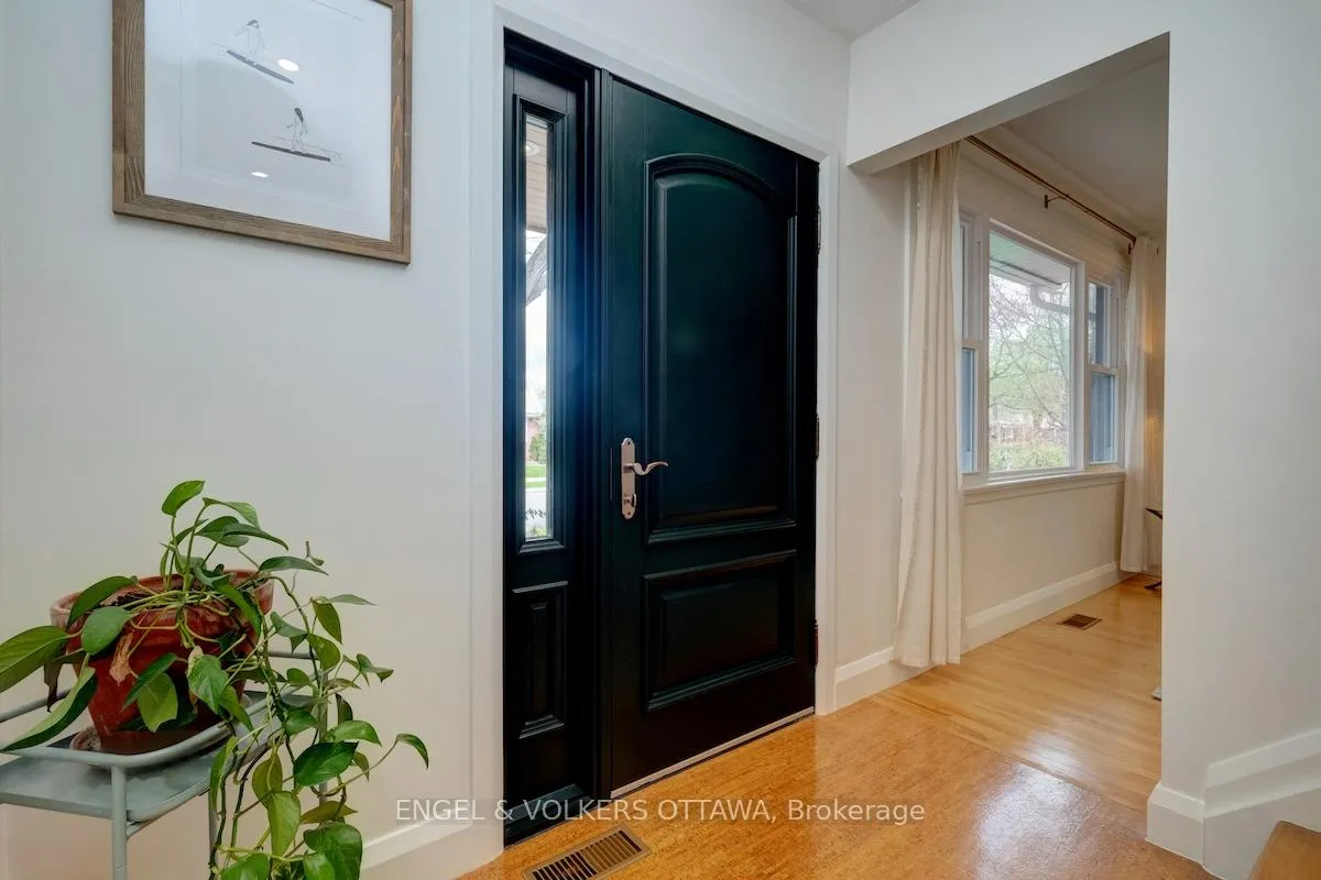 Photo 4 of 1812 Saunderson Drive, Ottawa, Elmvale Acres — HOMEH