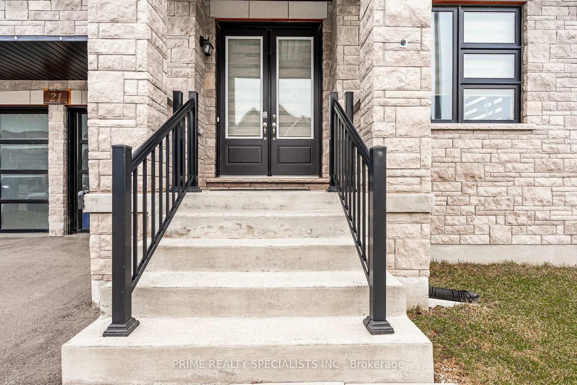 Photo 3 of 21 Midmorning Road, Brampton, Northwest Brampton — HOMEH