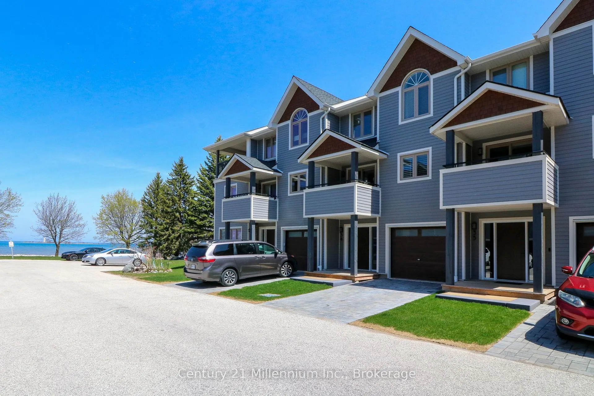 Photo 2 of 36 Lighthouse Lane E, Collingwood — HOMEH