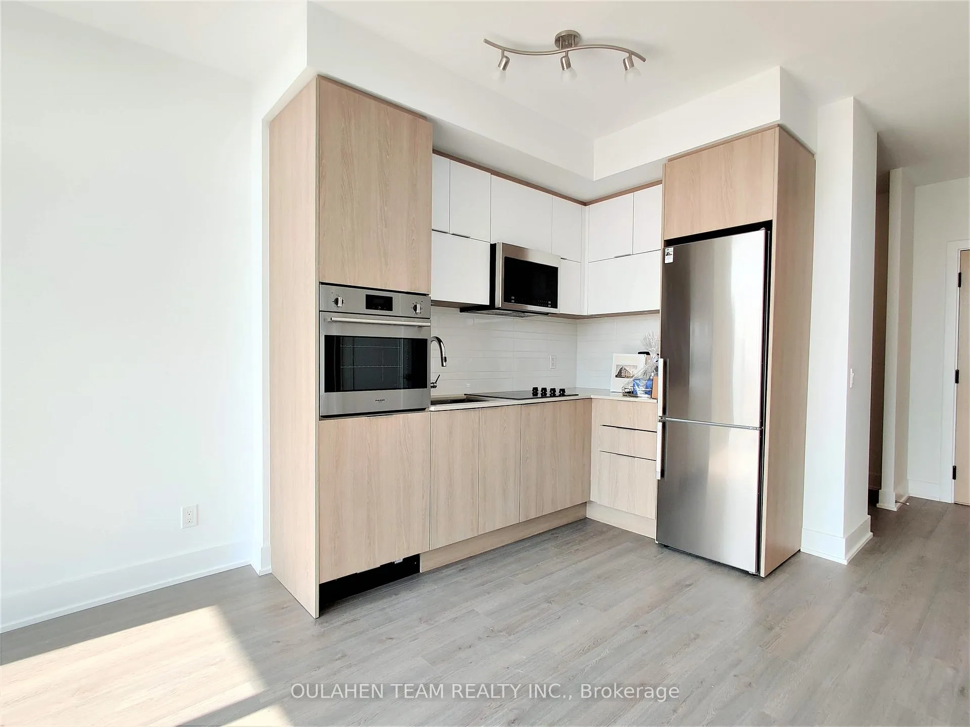 Photo 4 of Unit 812, 1 Belsize Drive, Toronto, Mount Pleasant West — HOMEH