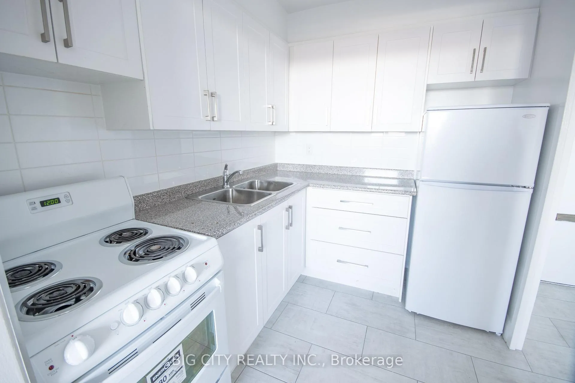 Photo 3 of Unit 401, 1000 Broadview Avenue, Toronto, East York — HOMEH