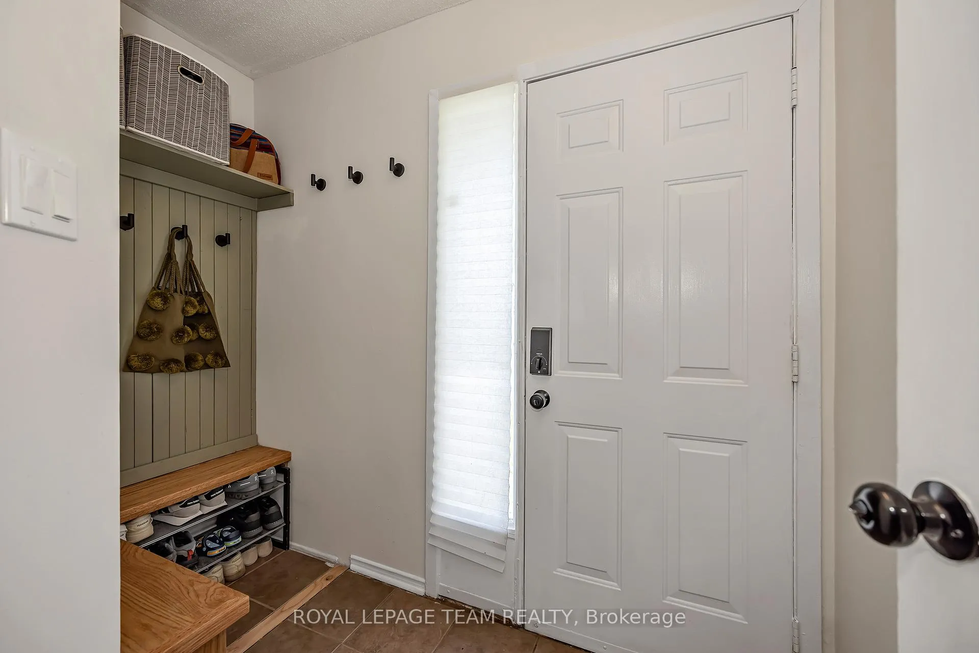 Photo 5 of 1832 Stonehenge Crescent, Ottawa, Pineview — HOMEH