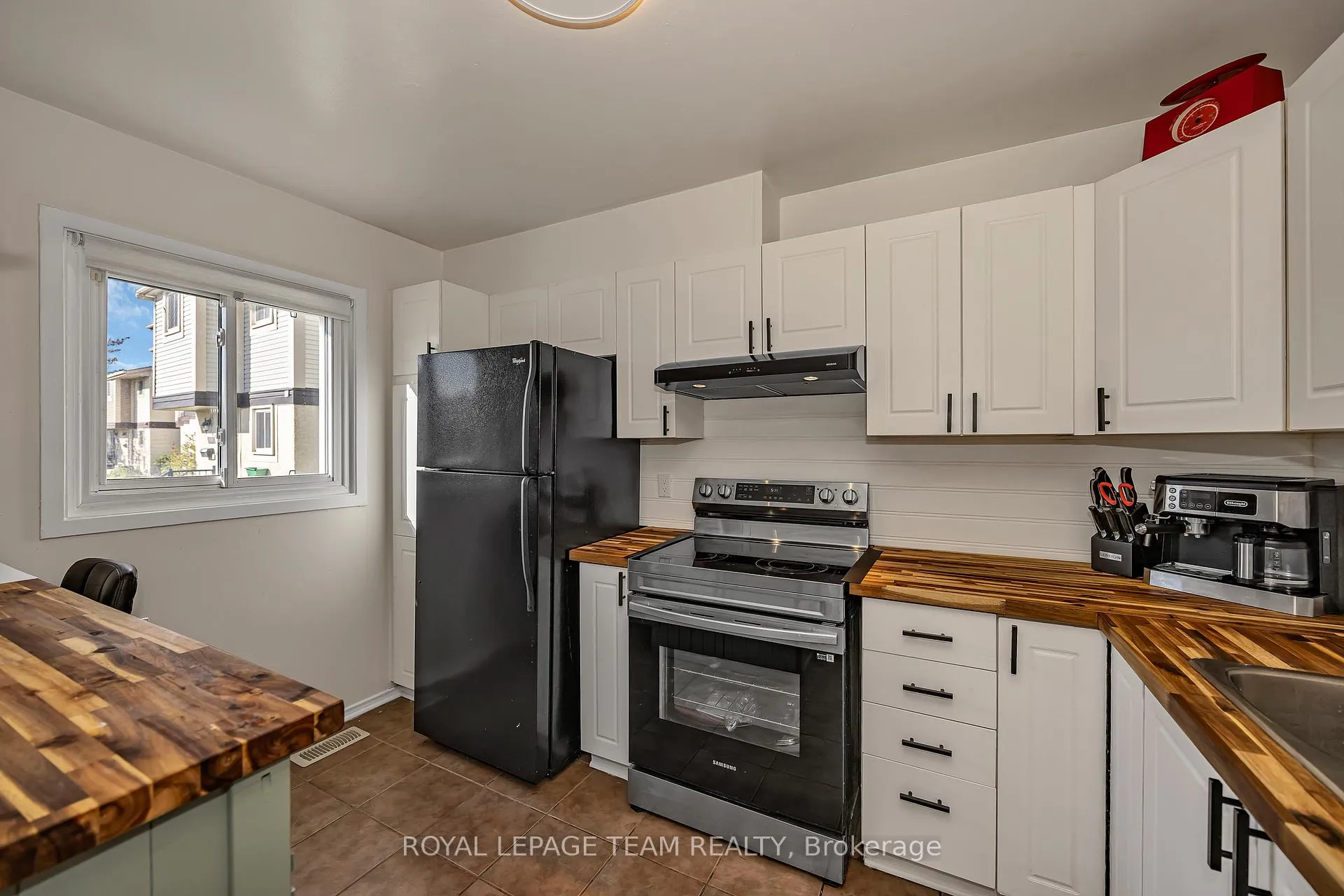 Photo 6 of 1832 Stonehenge Crescent, Ottawa, Pineview — HOMEH