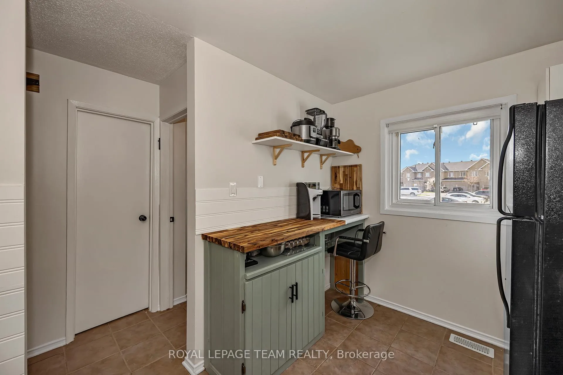 Photo 7 of 1832 Stonehenge Crescent, Ottawa, Pineview — HOMEH