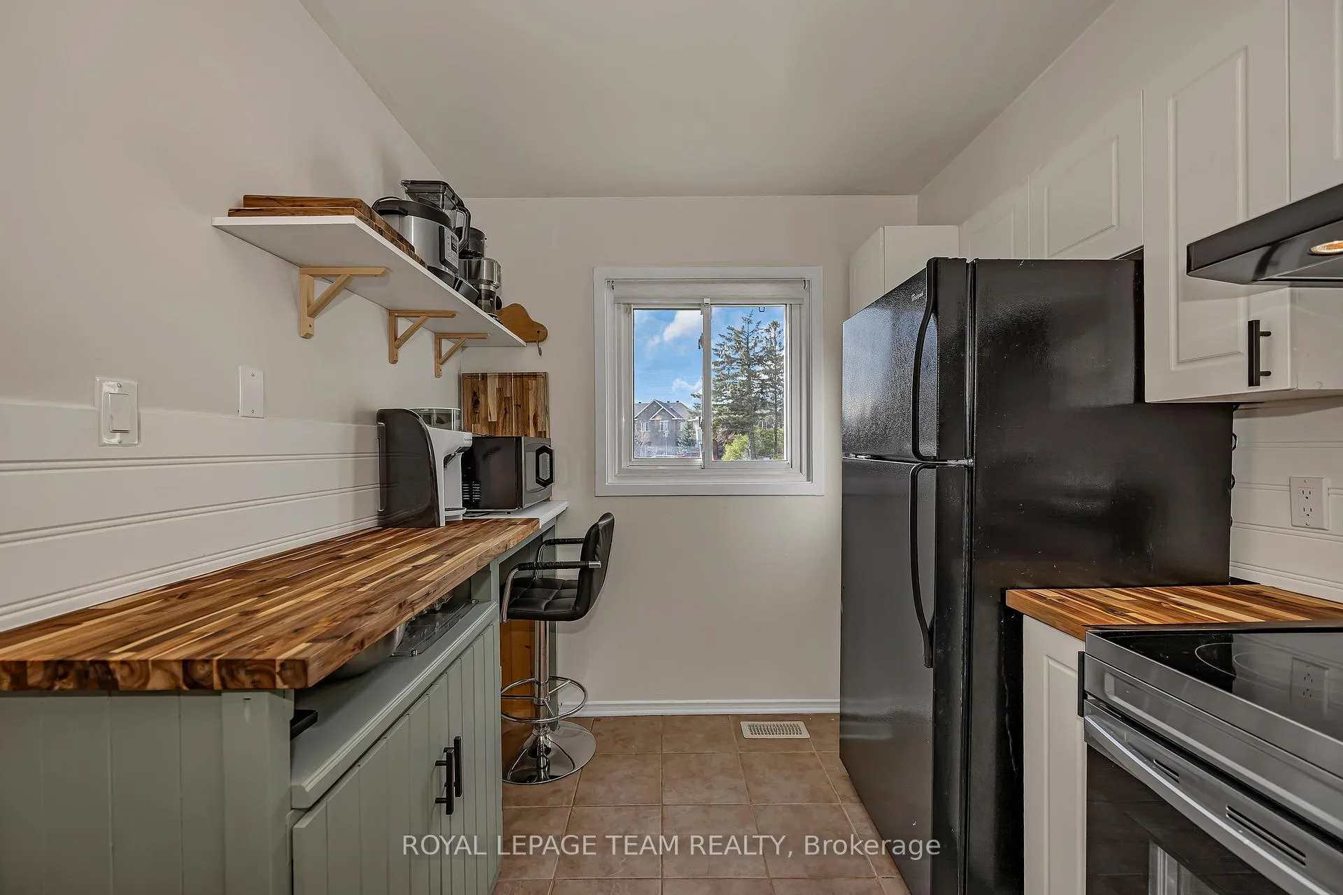 Photo 8 of 1832 Stonehenge Crescent, Ottawa, Pineview — HOMEH
