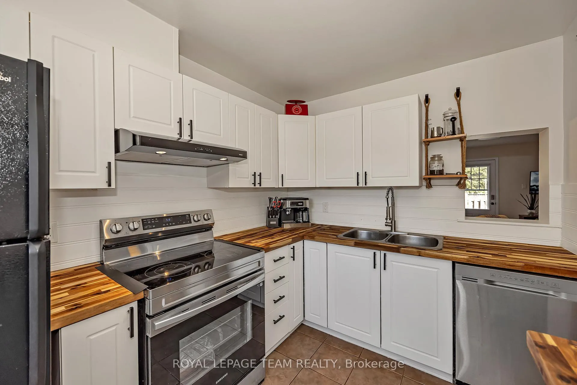 Photo 9 of 1832 Stonehenge Crescent, Ottawa, Pineview — HOMEH