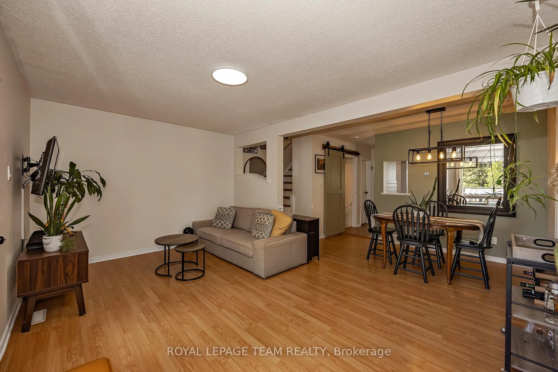 Photo 12 of 1832 Stonehenge Crescent, Ottawa, Pineview — HOMEH