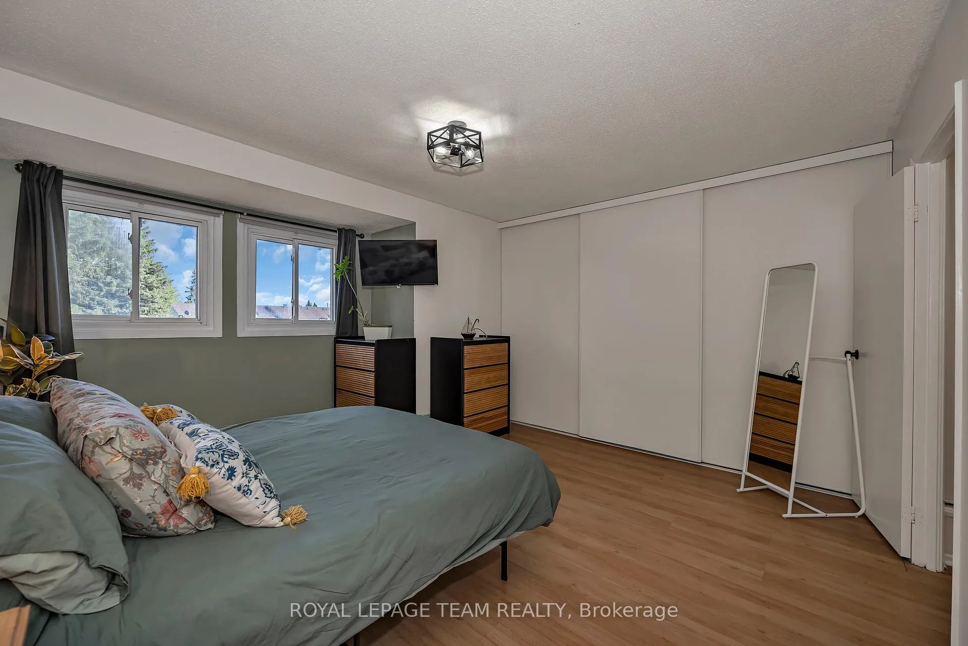 Photo 22 of 1832 Stonehenge Crescent, Ottawa, Pineview — HOMEH