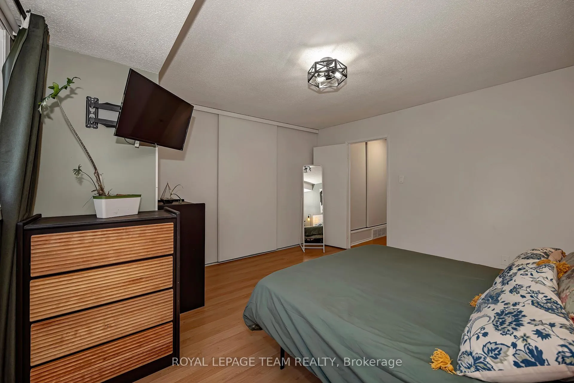 Photo 23 of 1832 Stonehenge Crescent, Ottawa, Pineview — HOMEH