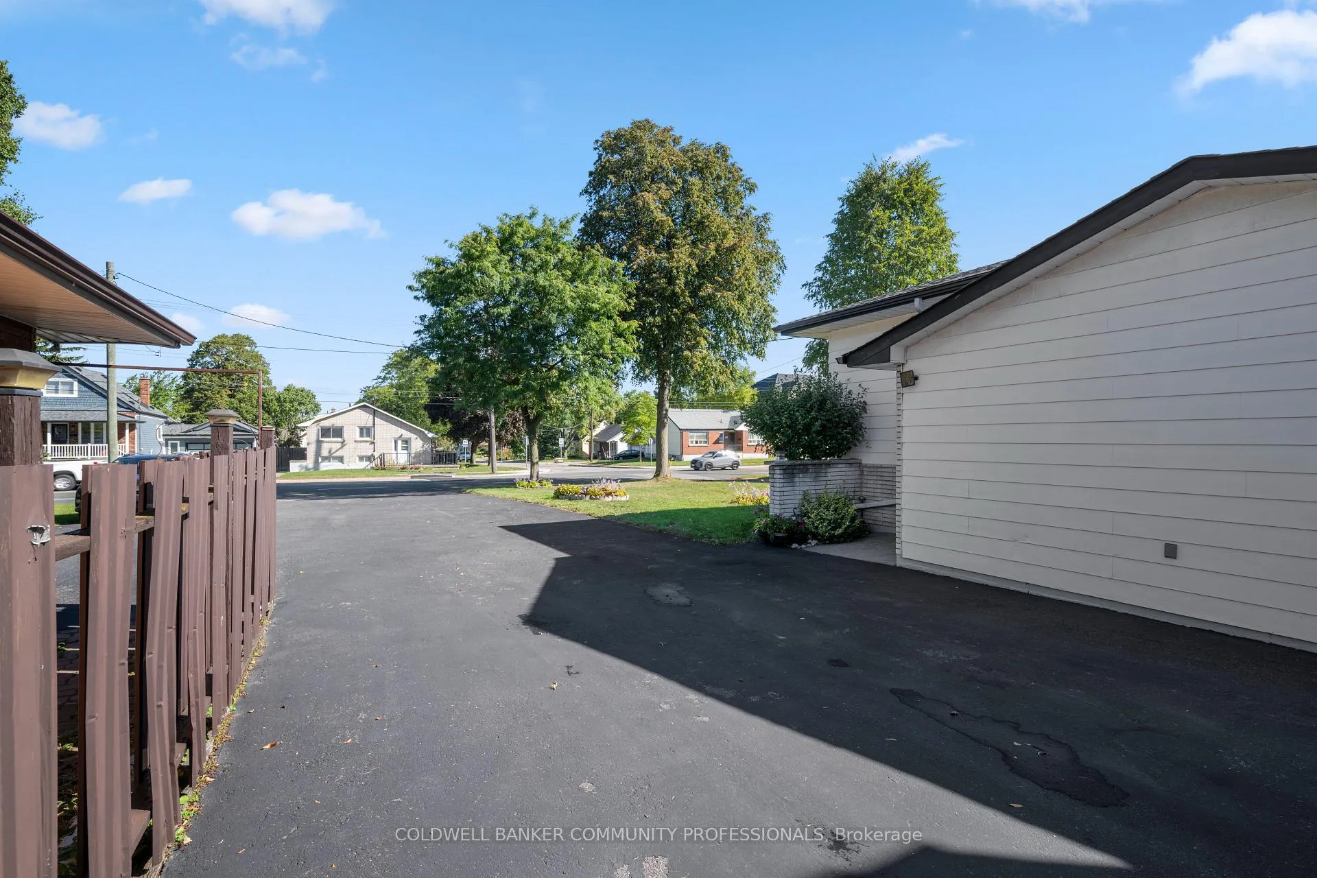 Photo 5 of 401 Mohawk Road W, Hamilton, Rolston — HOMEH
