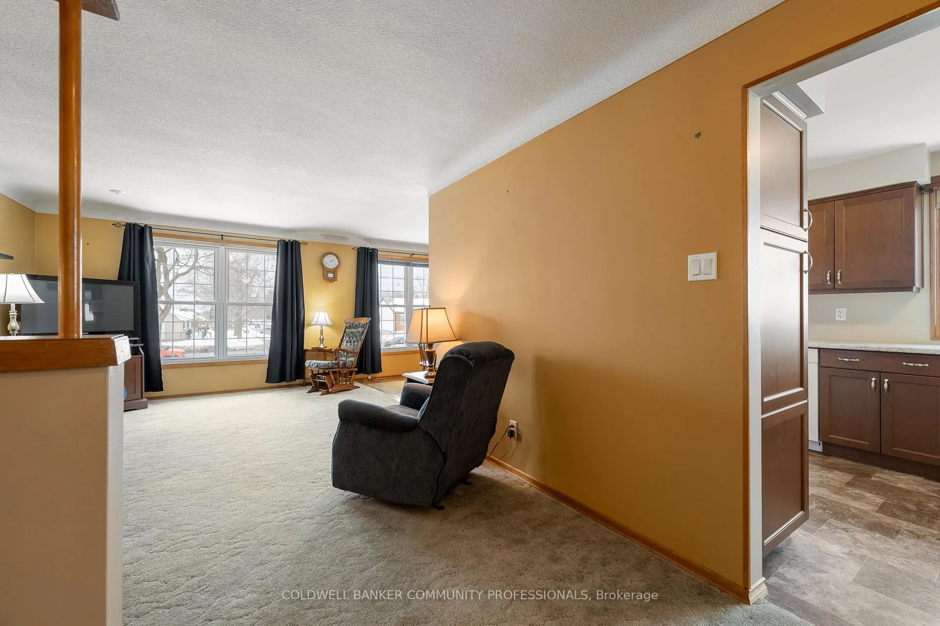 Photo 10 of 401 Mohawk Road W, Hamilton, Rolston — HOMEH
