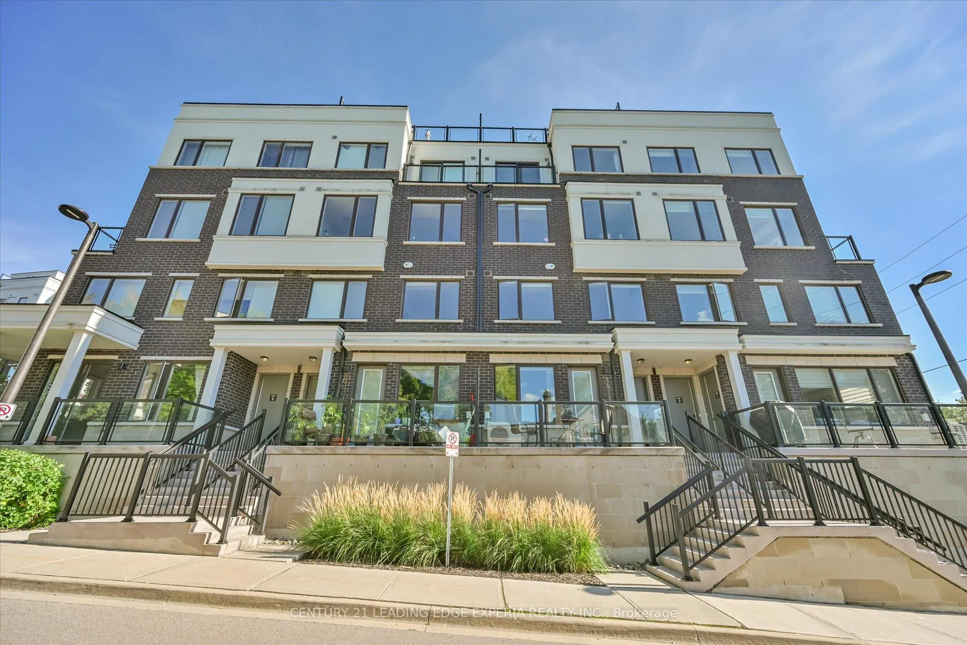 Photo 3 of Unit 2, 100 Alex Gardner Circle, Aurora, Aurora Heights — HOMEH