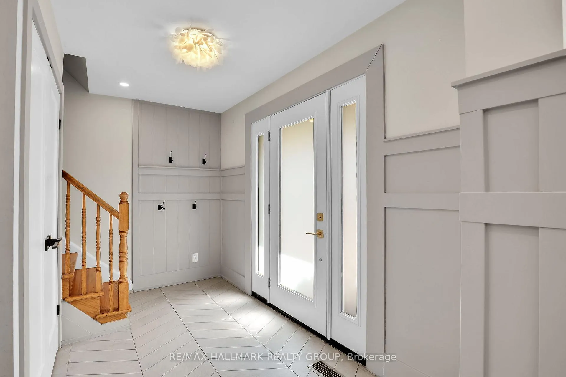 Photo 3 of 20 Riverbrook Road, Ottawa, Arlington Woods — HOMEH