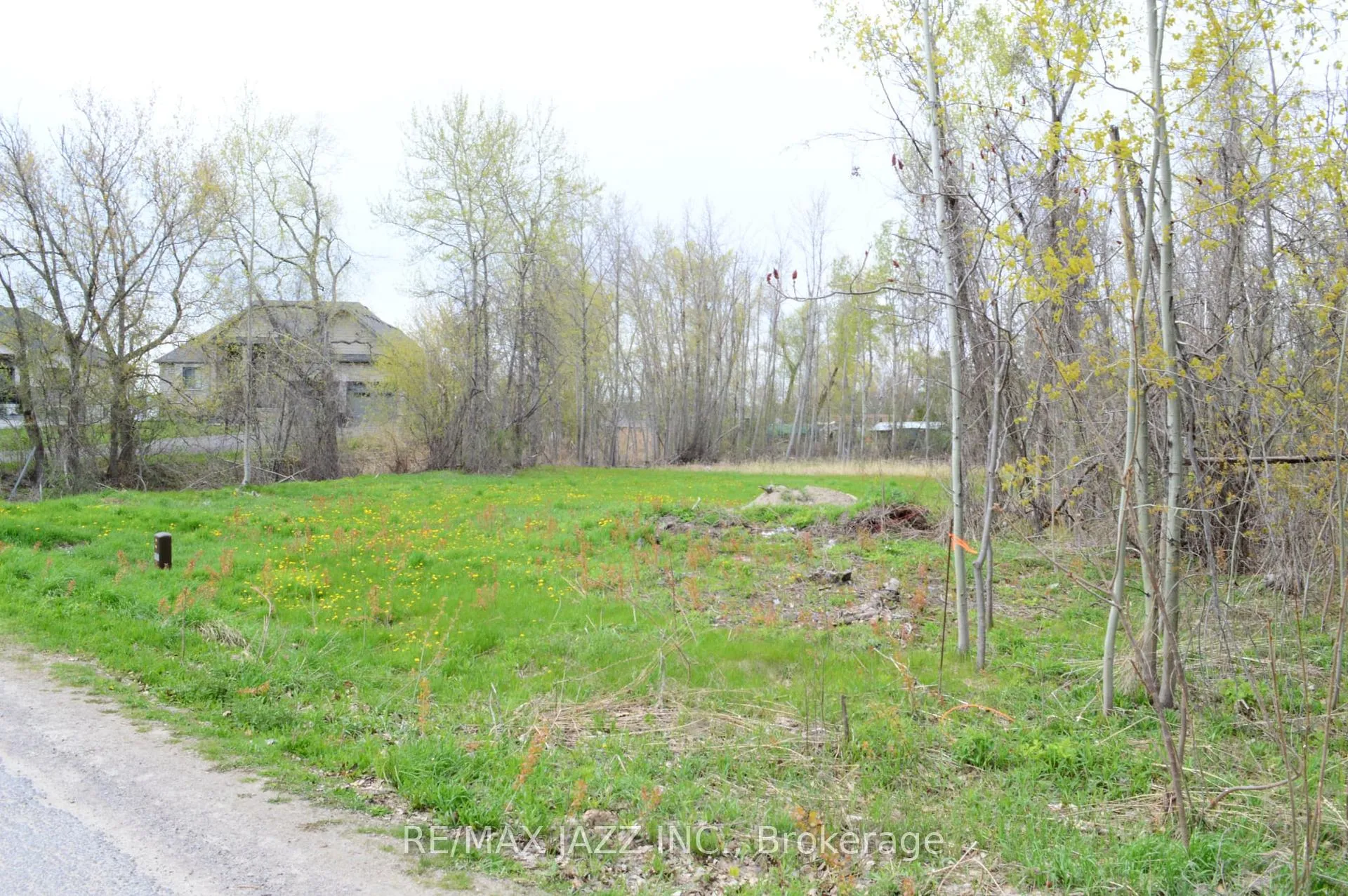 Photo 4 of 8 Helen Crescent, Kawartha Lakes, Mariposa — HOMEH