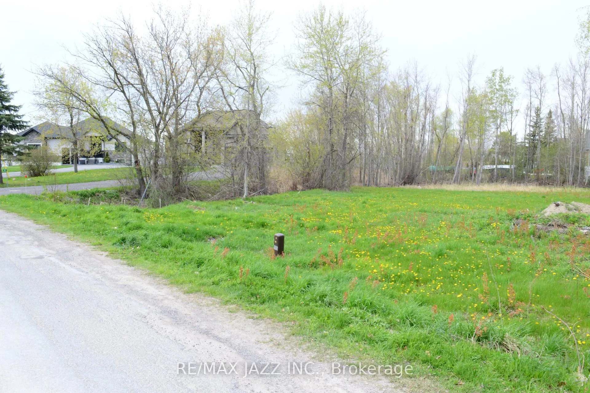 Photo 5 of 8 Helen Crescent, Kawartha Lakes, Mariposa — HOMEH