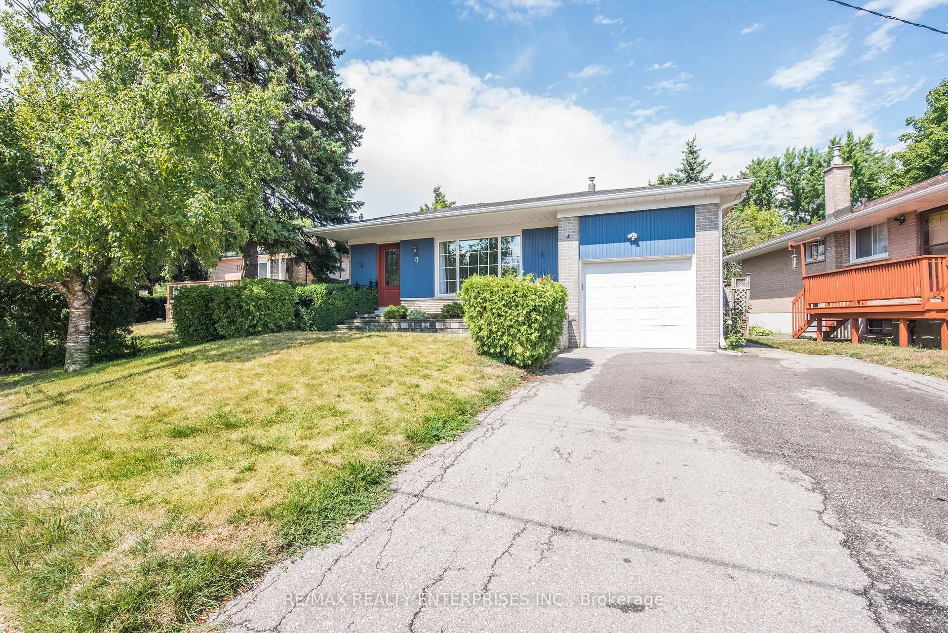 Photo 2 of 8 Weber Drive, Halton Hills, Georgetown — HOMEH