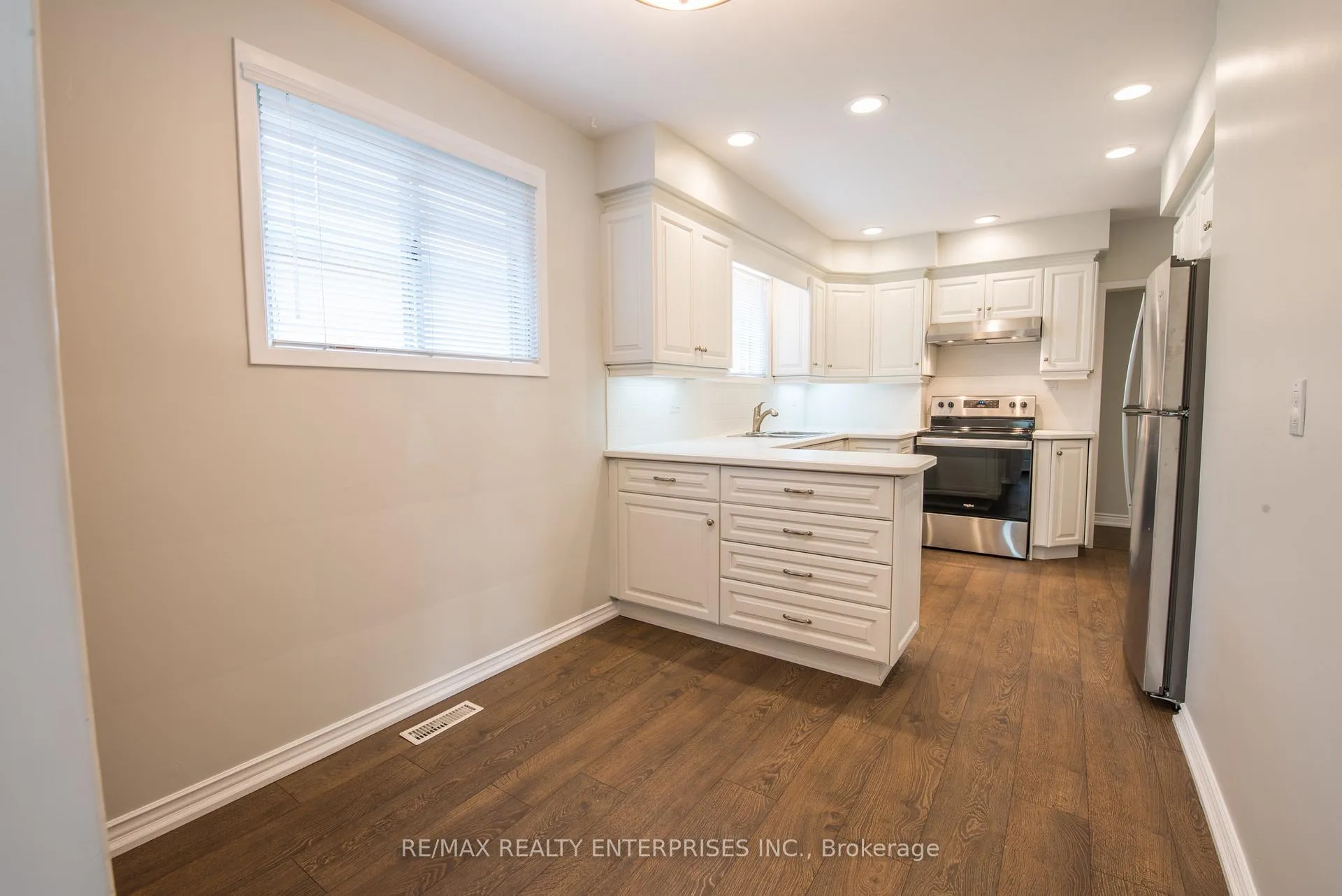 Photo 10 of 8 Weber Drive, Halton Hills, Georgetown — HOMEH