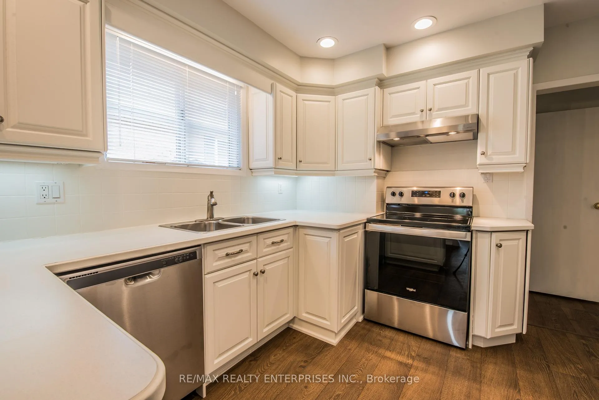 Photo 12 of 8 Weber Drive, Halton Hills, Georgetown — HOMEH