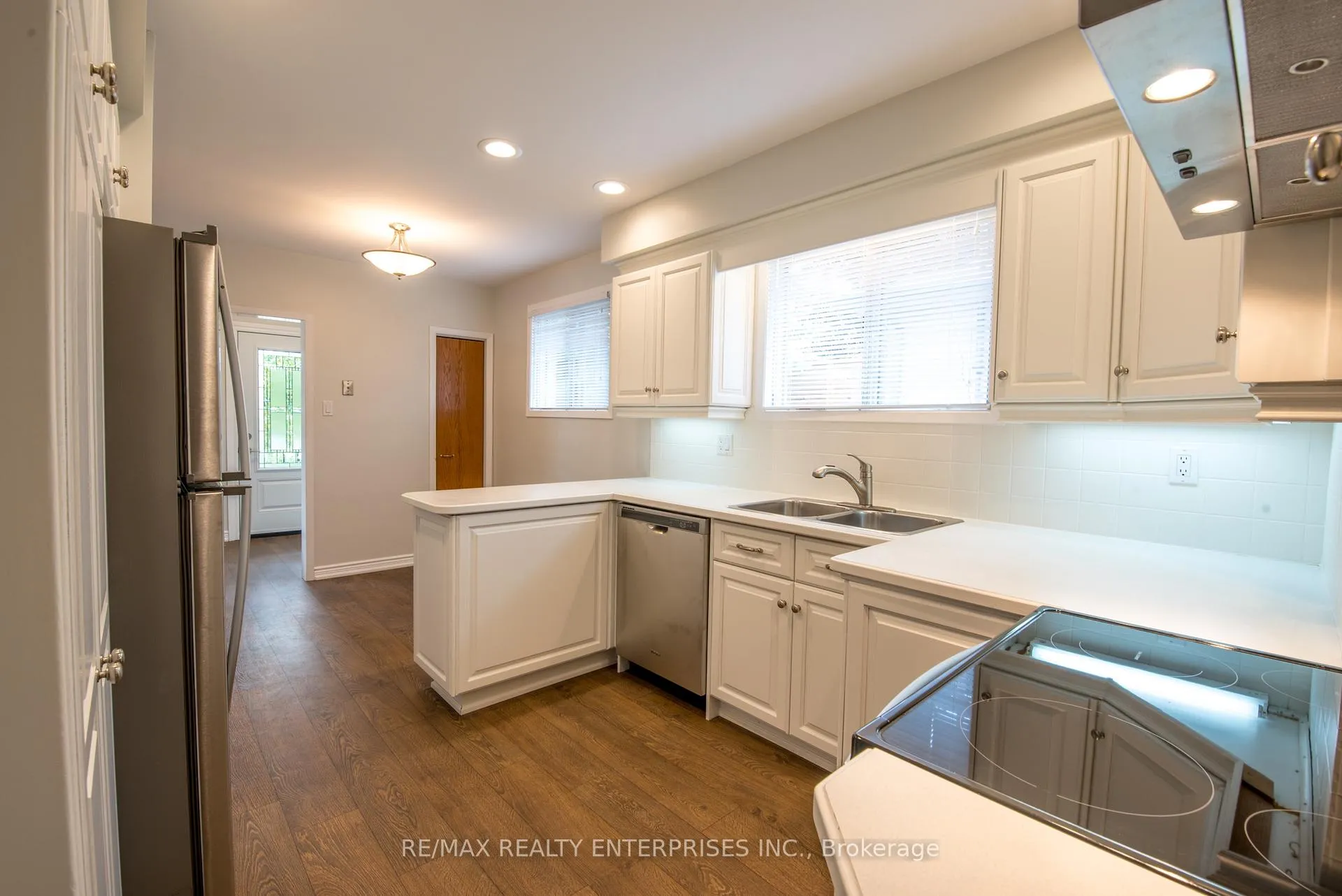 Photo 13 of 8 Weber Drive, Halton Hills, Georgetown — HOMEH