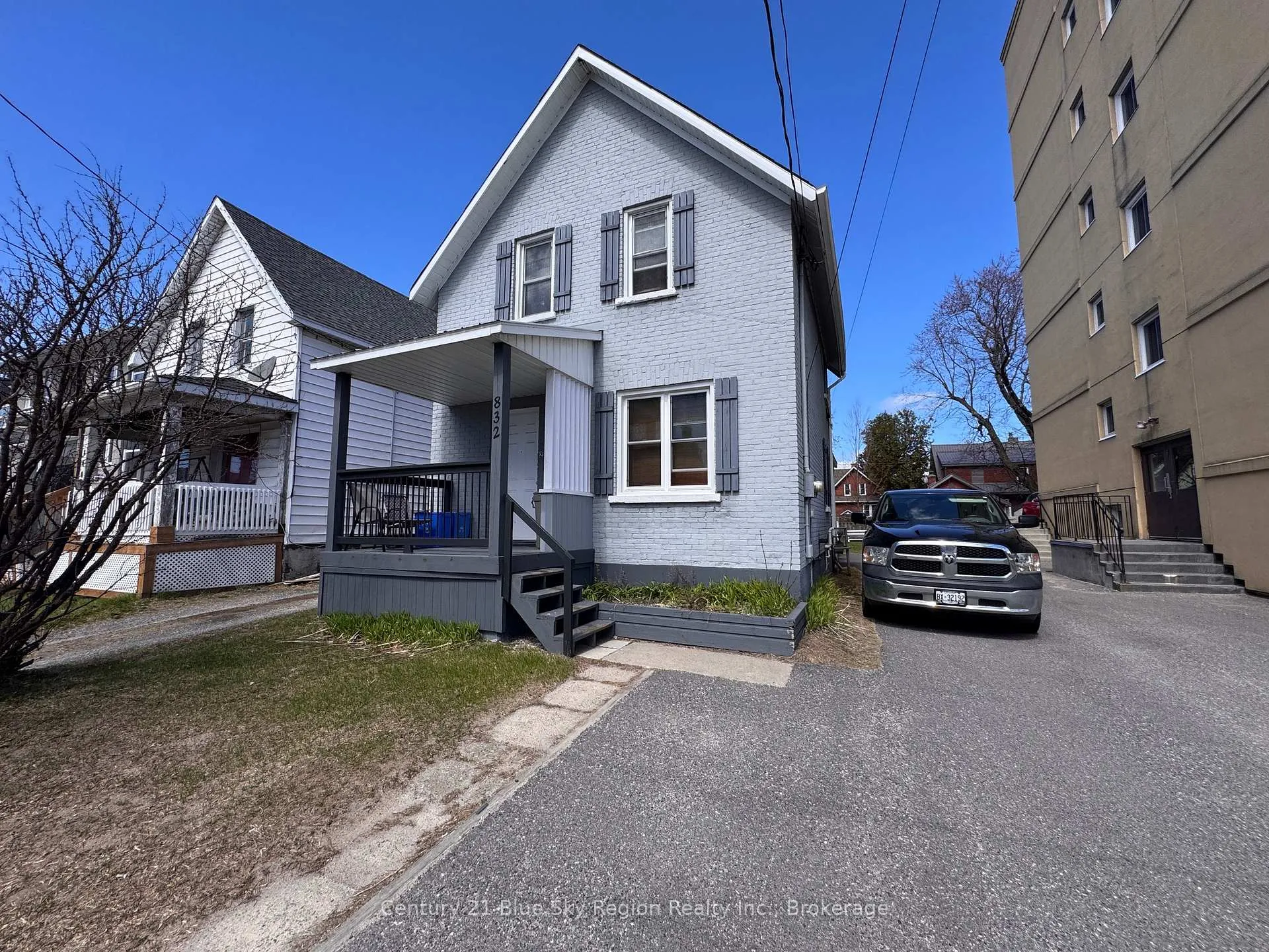 Front of 832 Main Street W