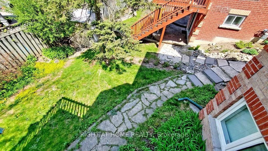 Photo 3 of Unit Main and upper floor, 95 Lensmith Drive, Aurora, Aurora Highlands — HOMEH