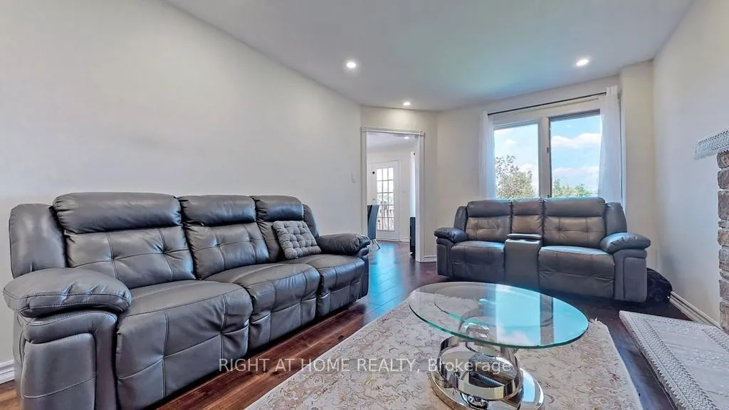 Photo 20 of Unit Main and upper floor, 95 Lensmith Drive, Aurora, Aurora Highlands — HOMEH